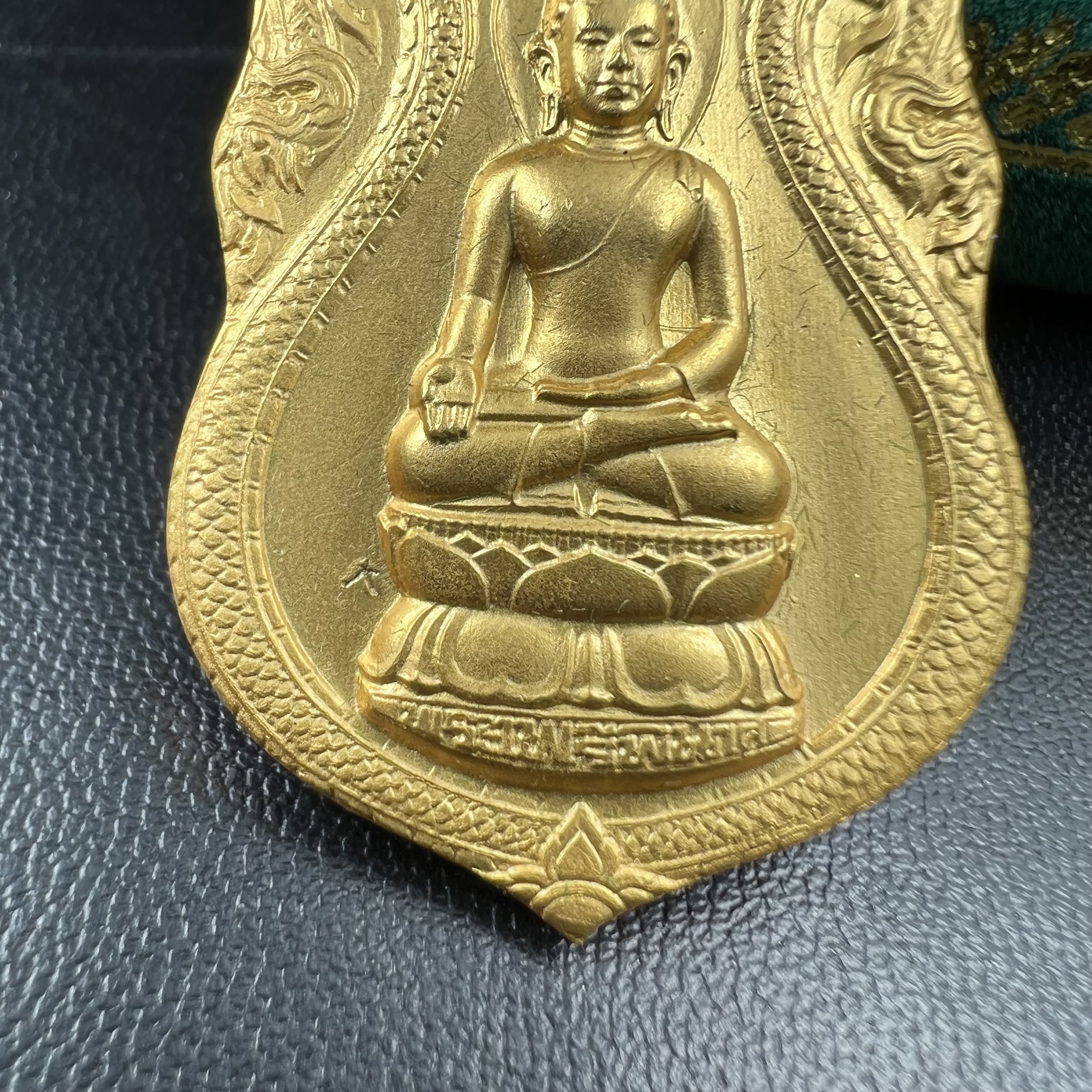 เหรียญพระไพรีพินาศ ศูนย์จริยศึกษา สธ. สมเด็จพระเทพรัตนราชสุดาฯ สยามบรมราชกุมารี เสด็จพระราชดำเนินทรงประกอบพิธีพุทธาภิเษก ณ พระอุโบสถวัดพระศรีรัตนศาสดาราม วันที่ 27 มีนาคม 2540 เนื้อฝาบาตรกะไหล่ทอง พร้อมกล่องบรรจุเดิม