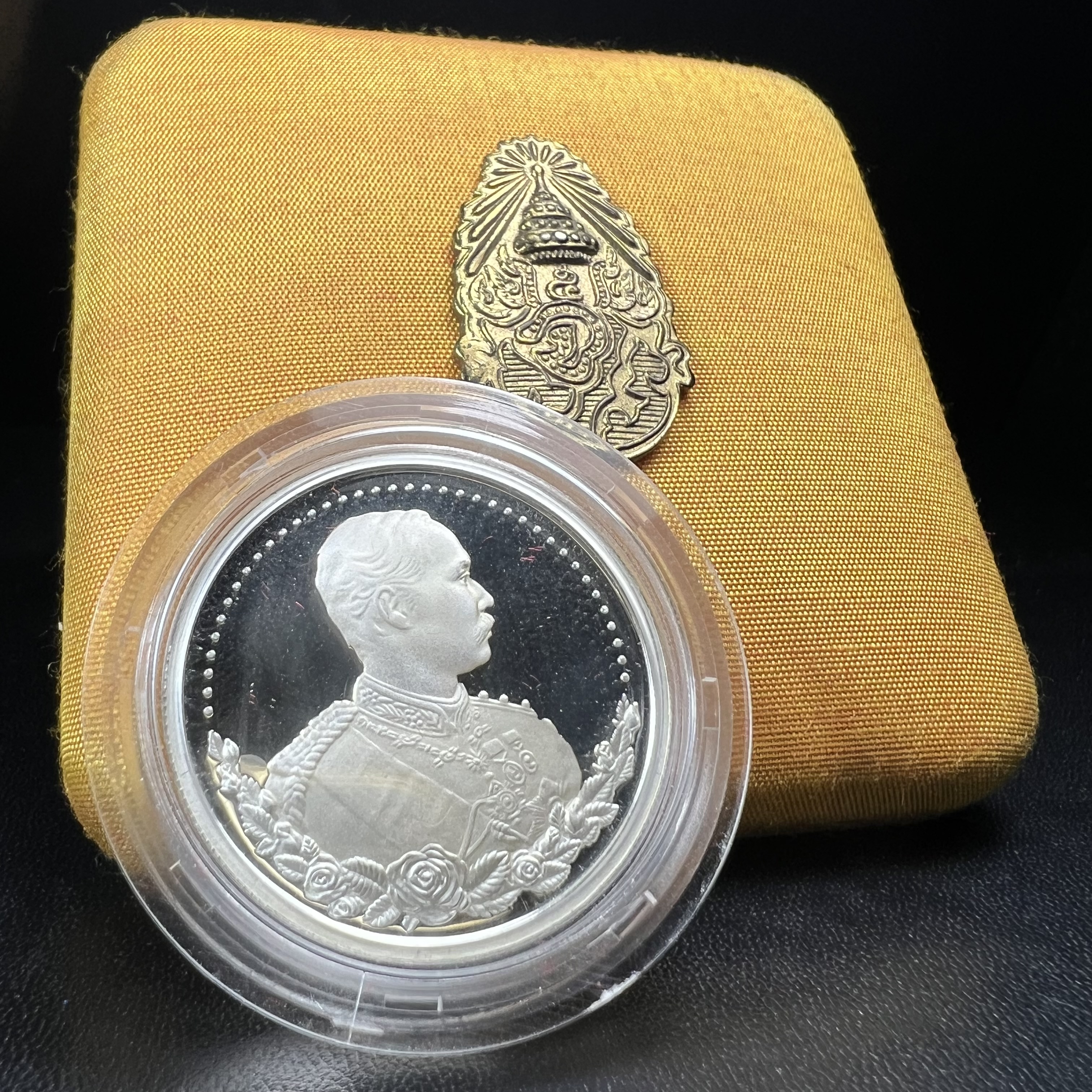 เหรียญรัชกาลที่ 5 หลัง 12 นักษัตริย์ รุ่นมหาลาภ ปี 2539 เนื้อเงินขัดเงา บล็อกนอก(เพิร์ธ)ออสเตรเรีย ขนาด 3.2 ซ.ม. กล่องบรรจุเดิมครบสมบูรณ์สวยงาม พิธีพุทธาภิเษก ณ.พระอุโบสถ วัดพระแก้ว สมเด็จพระญาณสังวร สมเด็จพระสังฆราช เป็นประธานพิธี