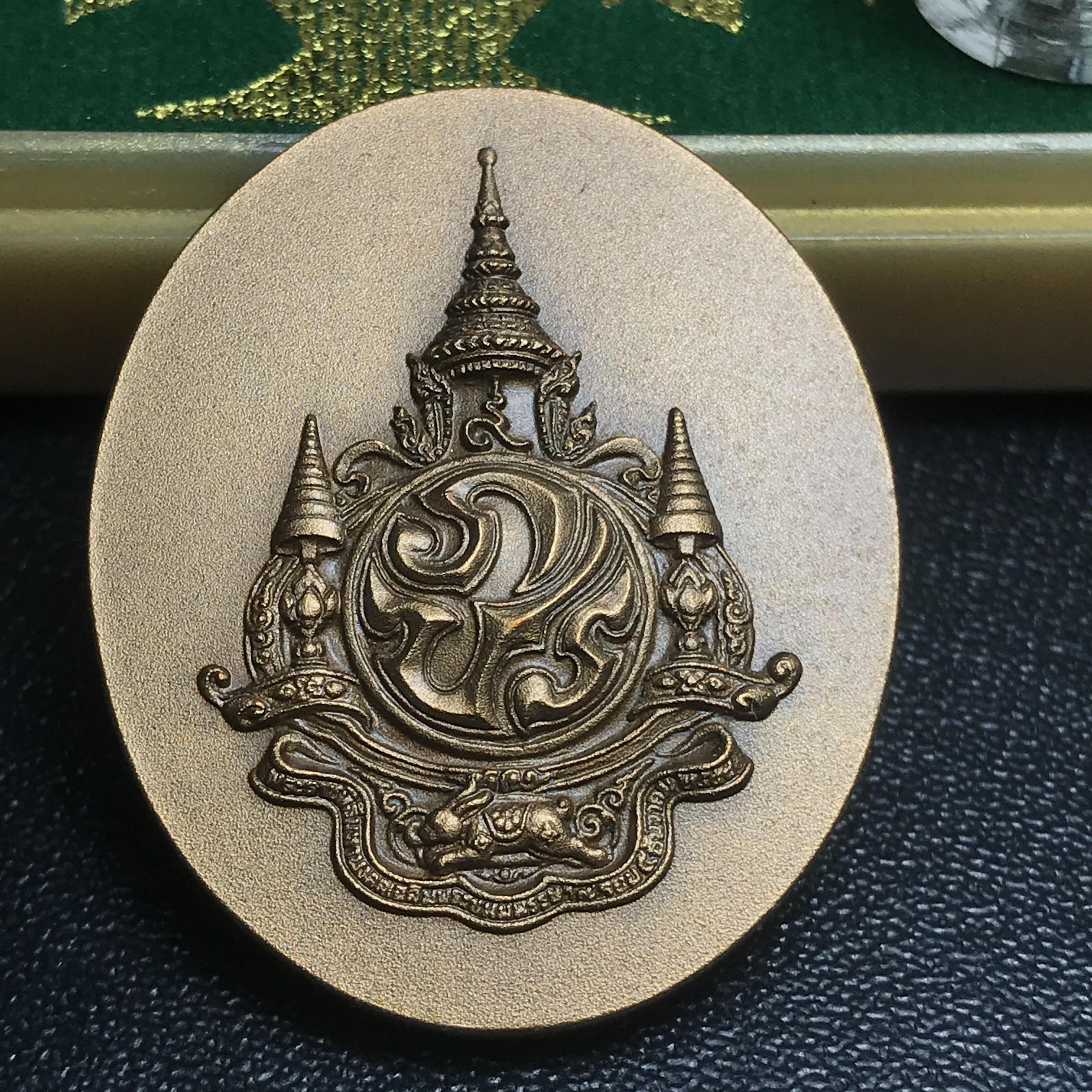 เหรียญพระบรมรูปหล่อพระบาทสมเด็จพระเจ้าอยู่หัว 84 พรรษา เนื้อทองแดงรมดำขัดวินอล พิมพ์กลาง(29*35 มม.)(บรรจุมวลสารจิตรลดา เส้นเกษา(เส้นผม)รัชกาลที่9 พระราชทาน)