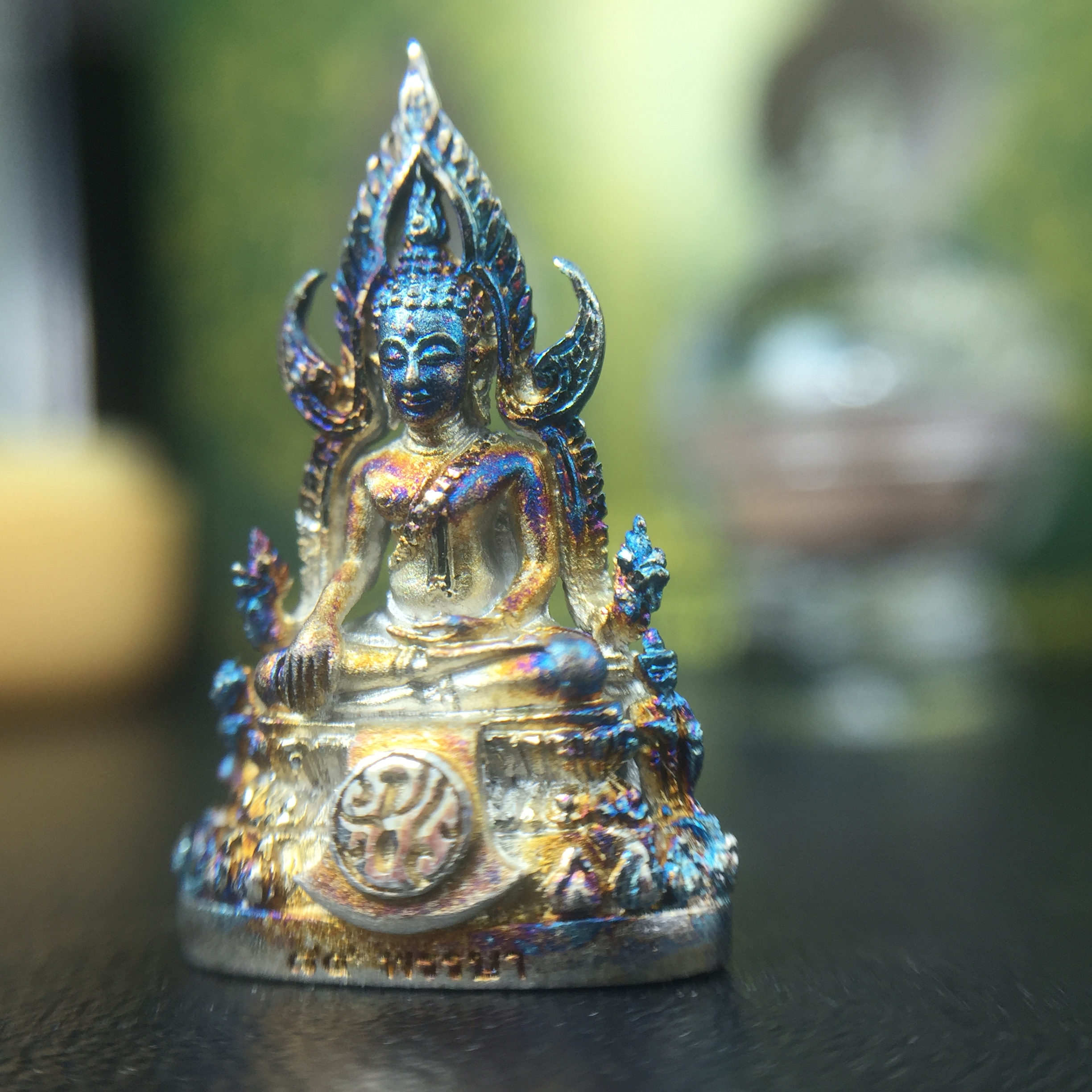 พระพุทธชินราช(จำลอง) ภปร. 84 พรรษา เนื้อเงินชุบทองคำขาว พิมพ์เล็กขนาดหน้าตัก 1/4 นิ้ว (สภาพผิวเดิมสวย ขึ้นสีรุ้งธรรมชาติ แบบนิยม)(พระราชทานมวลสาร จิตรลดาและเส้นพระเจ้า(เส้นผม))