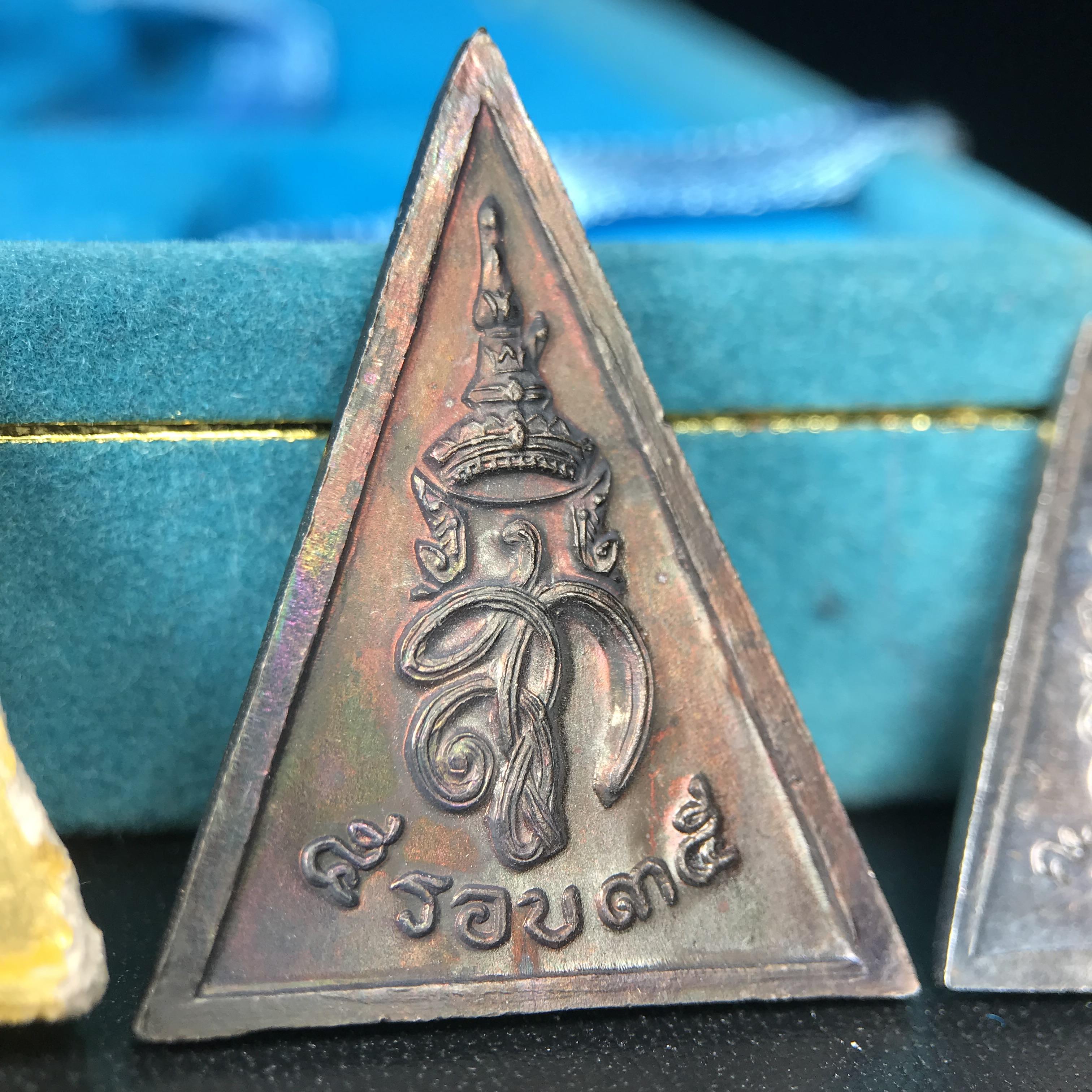 พระไพรีพินาศ สก. ปี 2535พิธีมหาพุทธาภิเษก ณ วัดบวรนิเวศวิหาร เฉลิมพระเกียรติ สมเด็จพระนางเจ้าสิริกิติ์ พระบรมราชินีนาถ พระบรมราชชนนีพันปีหลวง 5 รอบ 60 พรรษา12 สิงหาคม 2535 ชุดพิเศษ 5 รายการ ครบชุดพร้อมกล่องบรรจุเดิม