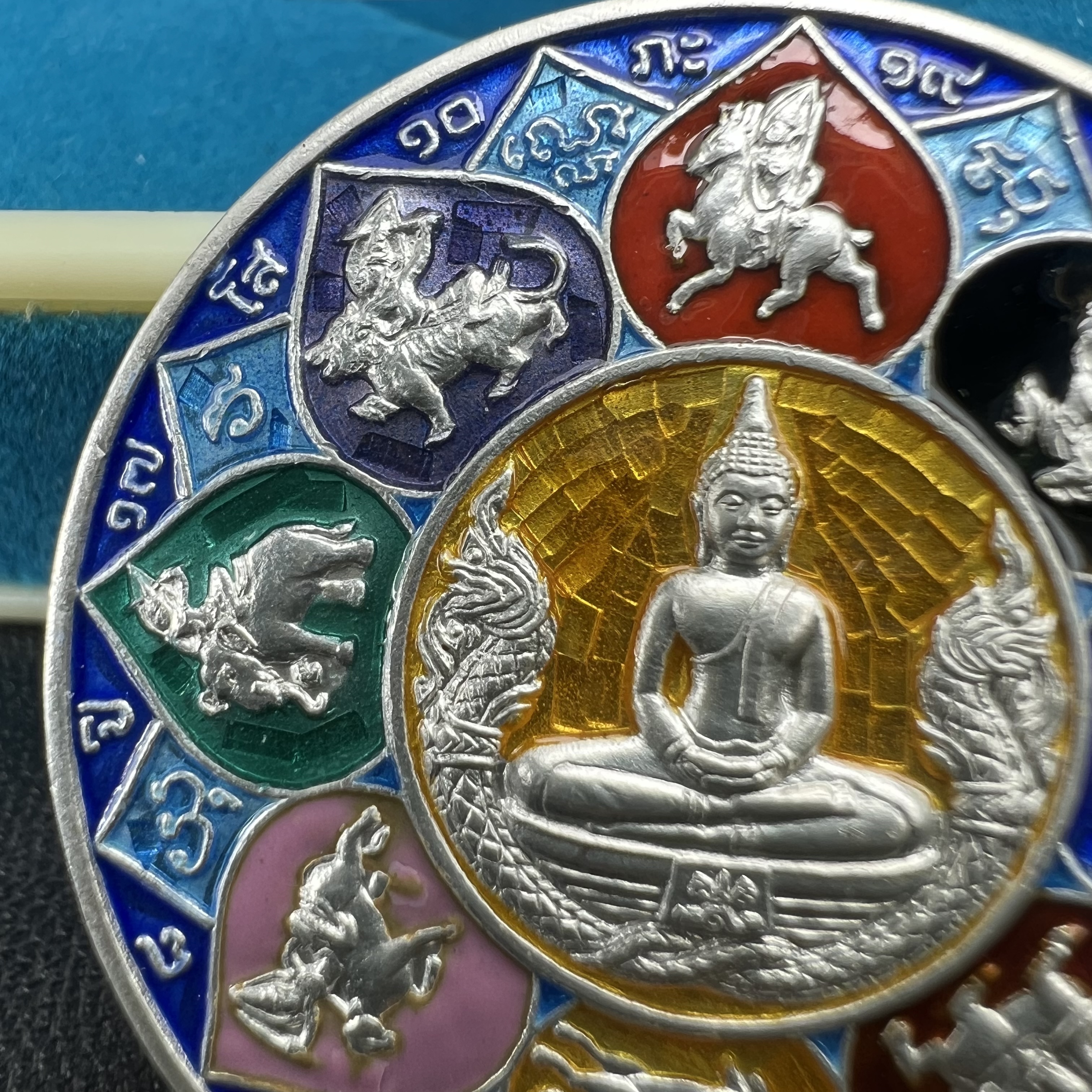 เหรียญหลวงพ่อโสธร รุ่นดวงชะตาคู่ชีวิต พิธีมหาจักรพรรดิตราธิราชครั้งยิ่งใหญ่ พิธีสวดนพเคราะห์เพื่อความเป็นสิริมงคล ปี 2547 ณ พระอุโบสถวัดโสธรวรารามวรวิหาร จ.ฉะเชิงเทรา เนื้อเงินลงยาราชาวดี ขนาด 3.2 ซม.พร้อมกล่องบรรจุเดิมสภาพสวยครบสมบูรณ์