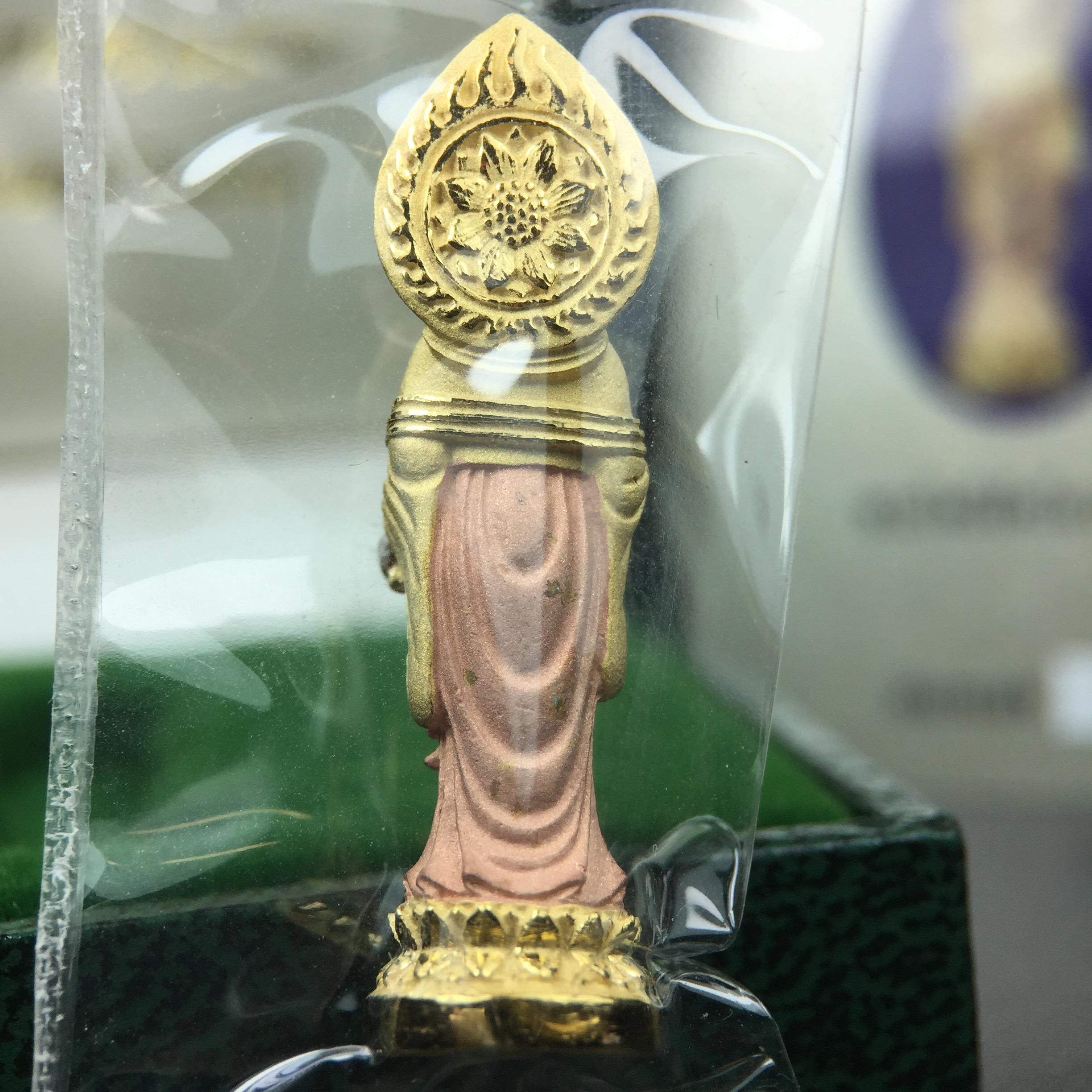 พระโพธิสัตว์อวโลกิเตศวร(เจ้าแม่กวนอิม)รุ่นฉลองปีกาญจนาภิเษก ปี2540 เนื้อเงินบริสุทธิ์ 99.9%(ชุบ3กษัตริย์) เทศบาลนครหาดใหญ่จัดสร้างถวายเฉลิมพระเกียรติพระบาทสมเด็จพระเจ้าอยู่หัวทรงครองสิริราชสมบัติครบ 50 ปี(สภาพซีนซองเดิมกล่องบรรจุการ์ดใบรับรองเดิมครบ)หายาก