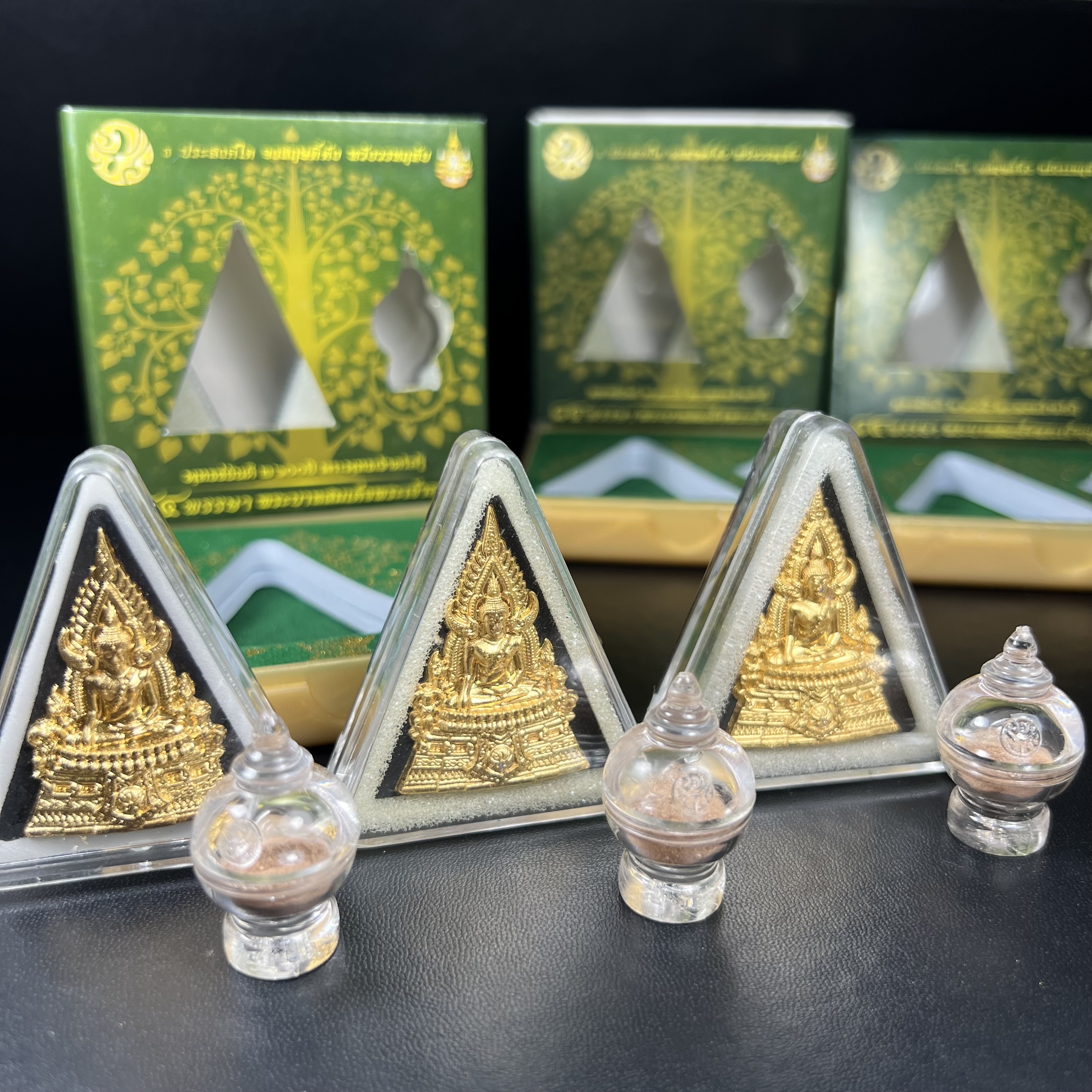 พระพุทธชินราช(จำลอง)ภปร. 84พรรษา เนื้อผงปิดทองด้านหน้า หลัง ภ.ป.ร. เนื้อทองคำ+เนื้อเงินชุบทองคำขาว+เนื้อทองแดง(1ชุด 3องค์)(พระราชทานมวลสาร จิตรลดาและเส้นพระเจ้า(เส้นผม)ในหลวงรัชกาลที่9)พุทธศิลป์ทรงคุณค่าอีกหนึ่งรุ่นยอดนิยม