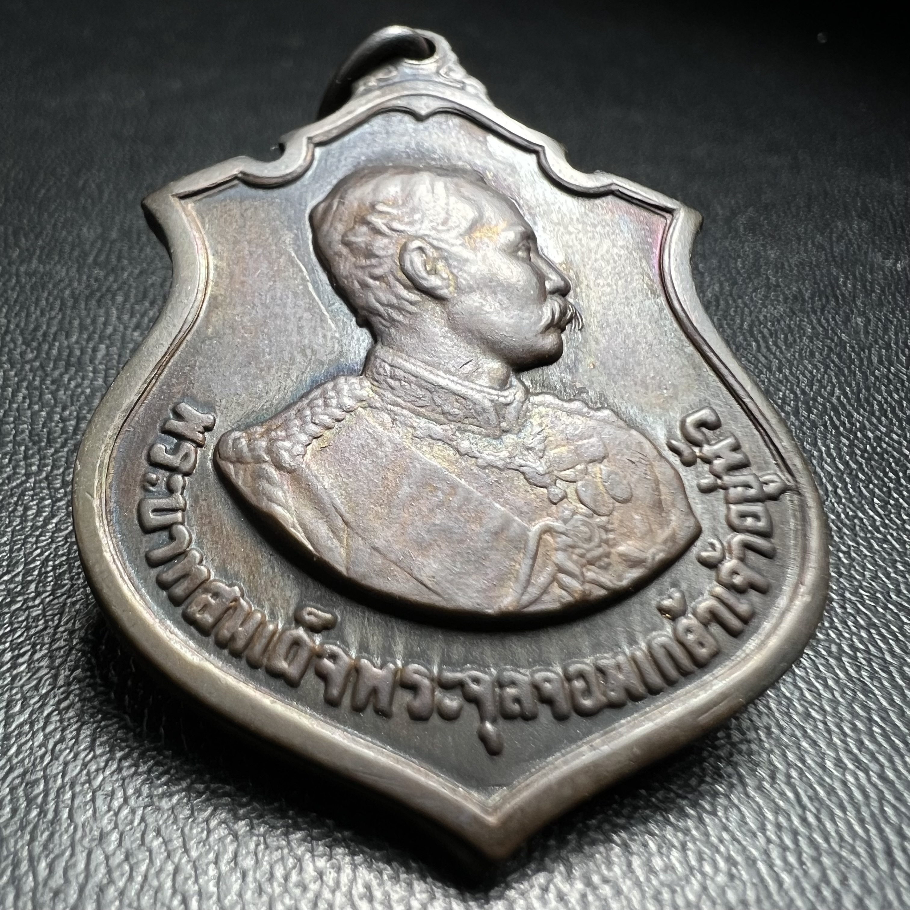 เหรียญรัชกาลที่ 5 ครบรอบ 80 ปี โรงเรียนนายร้อยพระจุลจอมเกล้า ปี2510(รุ่นเเรก) เนื้อทองแดง(คัดสวยสภาพเหรียญสวย สวย แบบนี้ปัจจุบันหายากมากแล้ว)หลวงปู่ทิม , หลวงปู่โต๊ะ และเกจิมีชื่อในยุคต้นปี 2500 หลายรูปร่วมปลุกเสก (พระดี ปีลึก พิธีใหญ่)