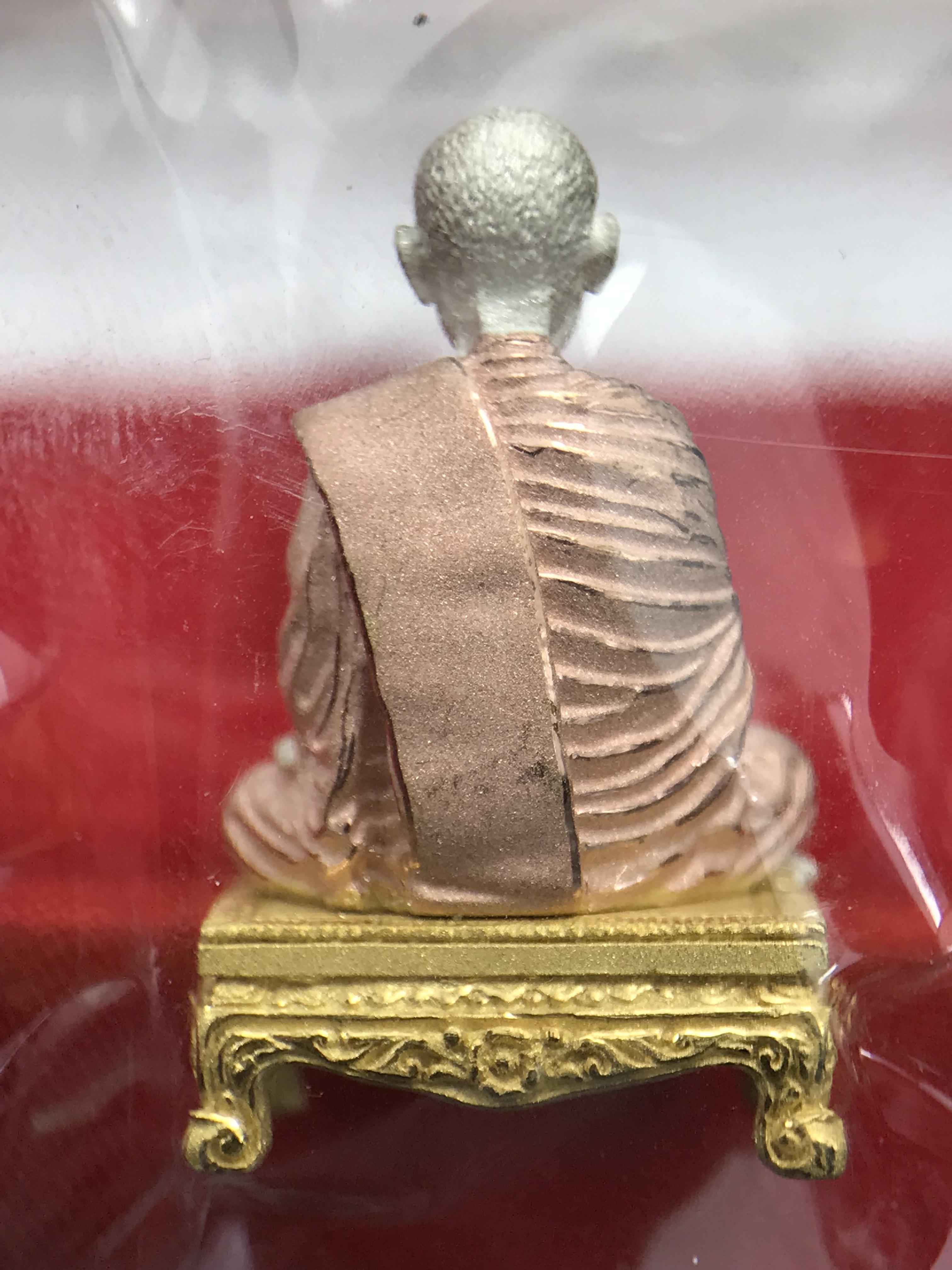 สมเด็จพุฒาจารย์ (โต พรหมรังสี) อนุสรณ์ 128 ปี สมเด็จพระญาณสังวร สมเด็จพระสังฆราช ทรงเมตตาอธิฐานจิต ปี 2543 มหาพุทธาภิเษก 3วาระ รูปเหมือนลอยองค์พิมพ์ใหญ่เนื้อเงินสามกษัตริย์ ขนาด 1.5 x 2.5 ซม. ทรงคุณค่าทั้งด้านความงานด้านพุทธศิลป์ และพุทธคุณ