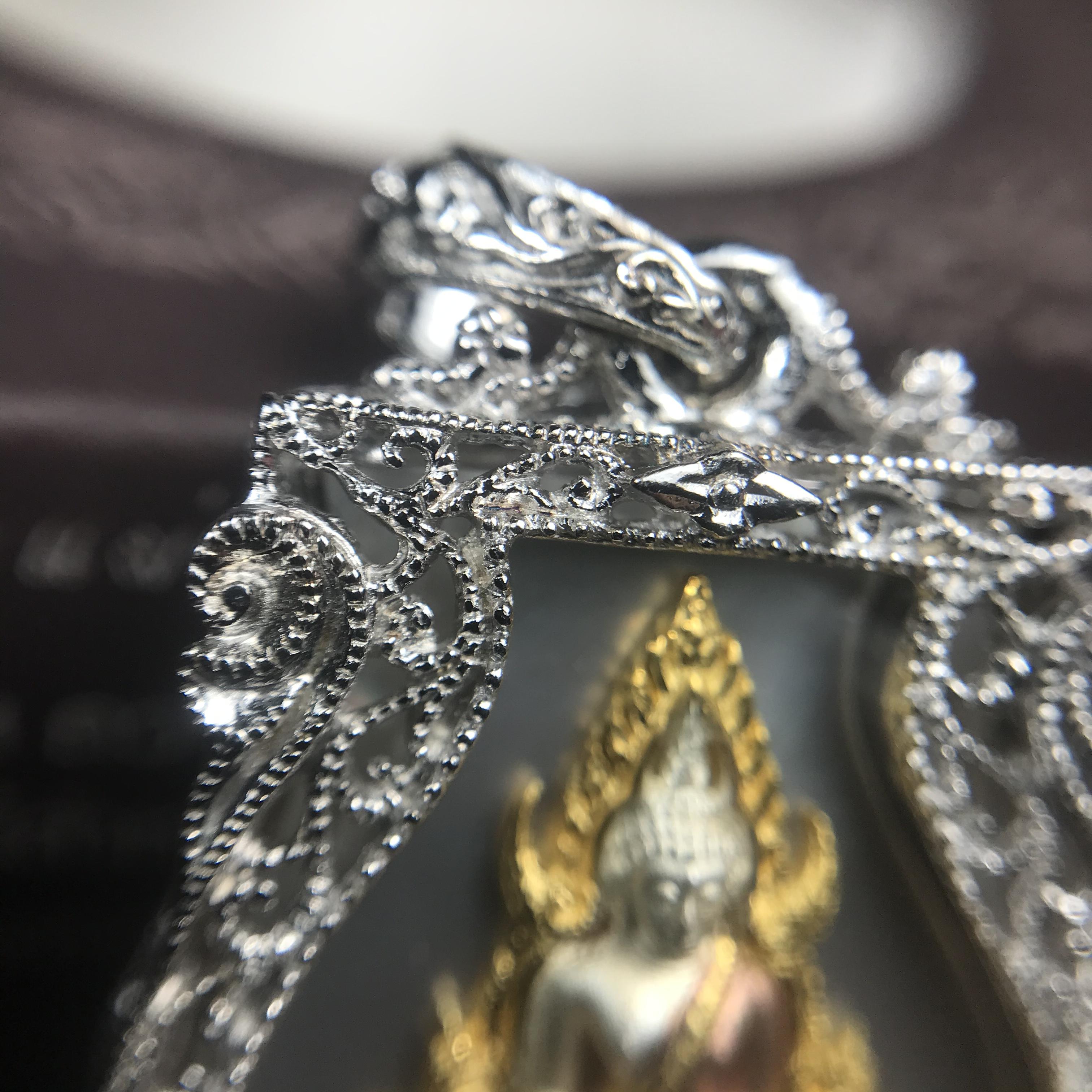 พระพุทธชินราช ภปร. โครงการ "เพราะแผ่นดินนี้ คือ แผ่นดินเกิด" ปี2548(รุ่นแรก) เหรียญทรงเสมา ขนาด 21 x 29 มม.เนื้อเงินสามกษัตริย์ องค์พระชุบสามกษัตริย์ ล้อมด้วยกรอบเงินชุบทองคำขาวสลักเสลาเป็นลวดลายละเอียดอ่อน ส่วนพื้นองค์พระเป็นเปลือกหอยมุขงดงาม