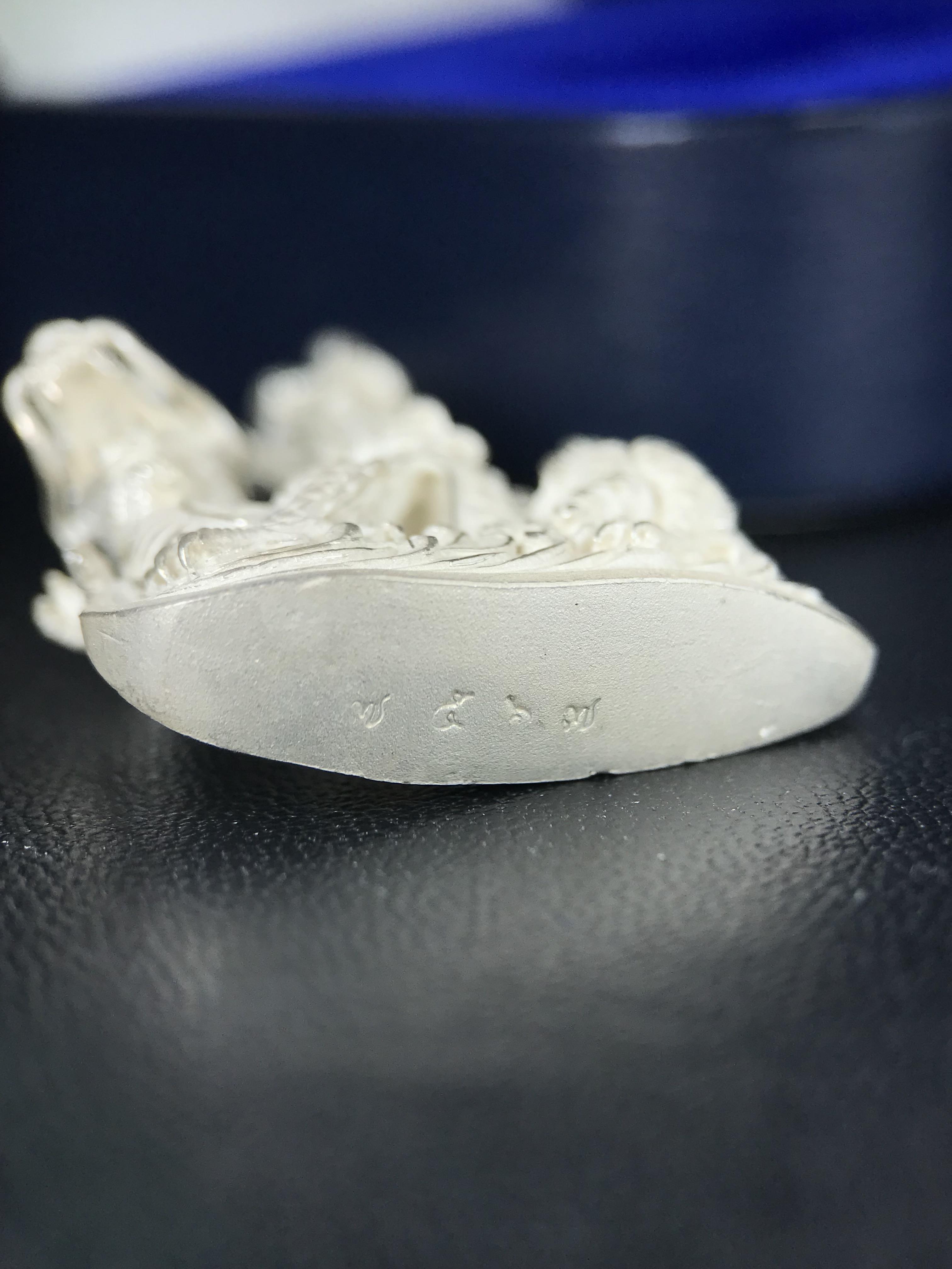 รูปหล่อลอยองค์พระโพธิสัตว์กวนอิม ทรงประทับมังกร จ.ระนอง เนื้อเงินพ่นทรายขัดเงาบางส่วน พิมพ์ใหญ่(สภาพผิว สวยงดงาม ทรงคุณค่า) เฉลิมฉลองในวโรกาสที่พระบาทสมเด็จพระเจ้าอยู่หัวทรงครองสิริราชสมบัติครบ 50 ปี จ.ระนอง พ.ศ.2539