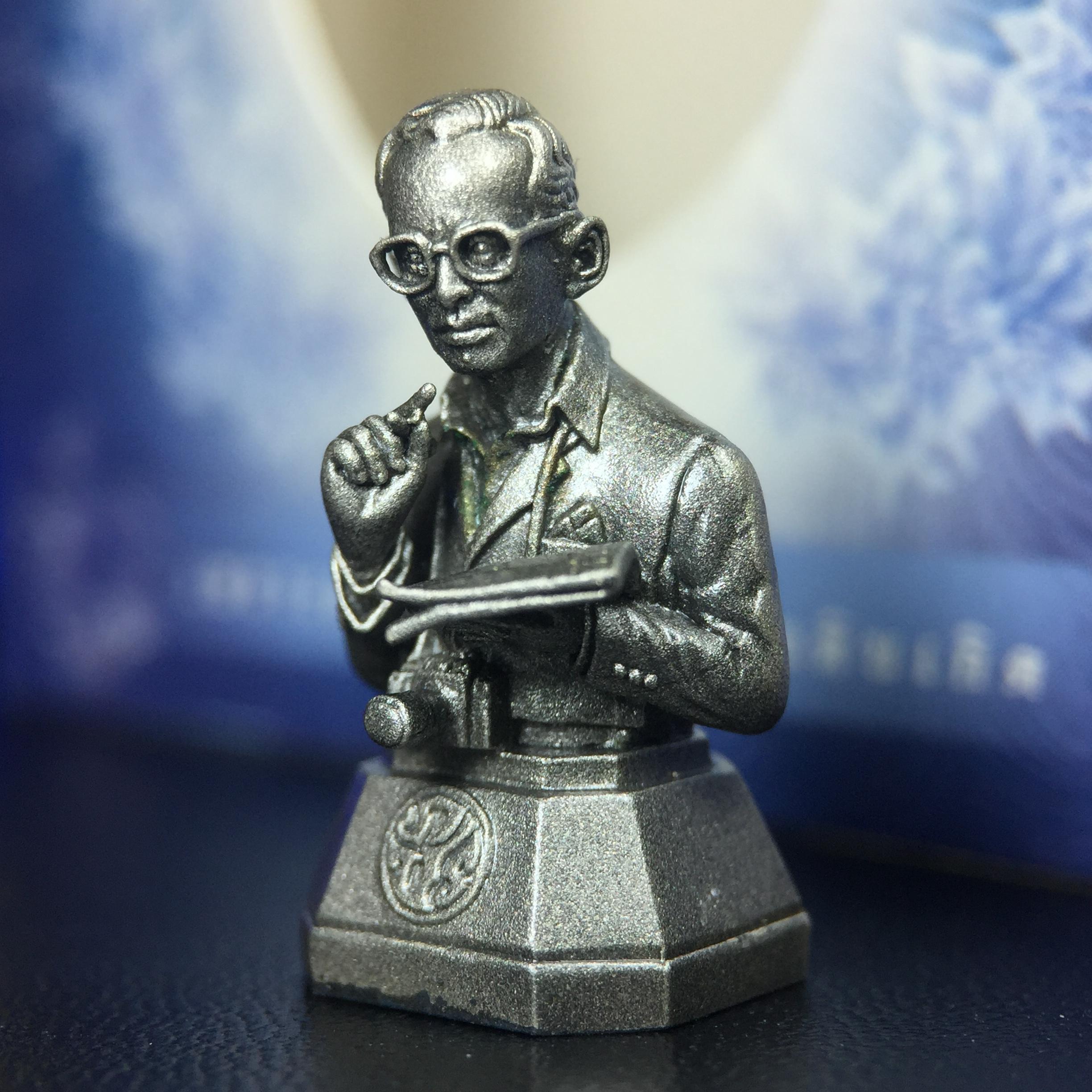 พระบรมรูปพระบาทสมเด็จพระเจ้าอยู่หัวรัชกาลที่ 9(ทรงงาน) ภปร. รุ่นเพราะแผ่นดินนี้คือแผ่นดินเกิด ปี 2551 ขนาดสูง 1 นิ้ว เนื้อบรอนซ์ชุบเงินรมดำ(ด้านหน้า ฐานพระบรมรูปฯ ประดิษฐานอักษรพระปรมาภิไธย ภ.ป.ร.)นิยมหายาก