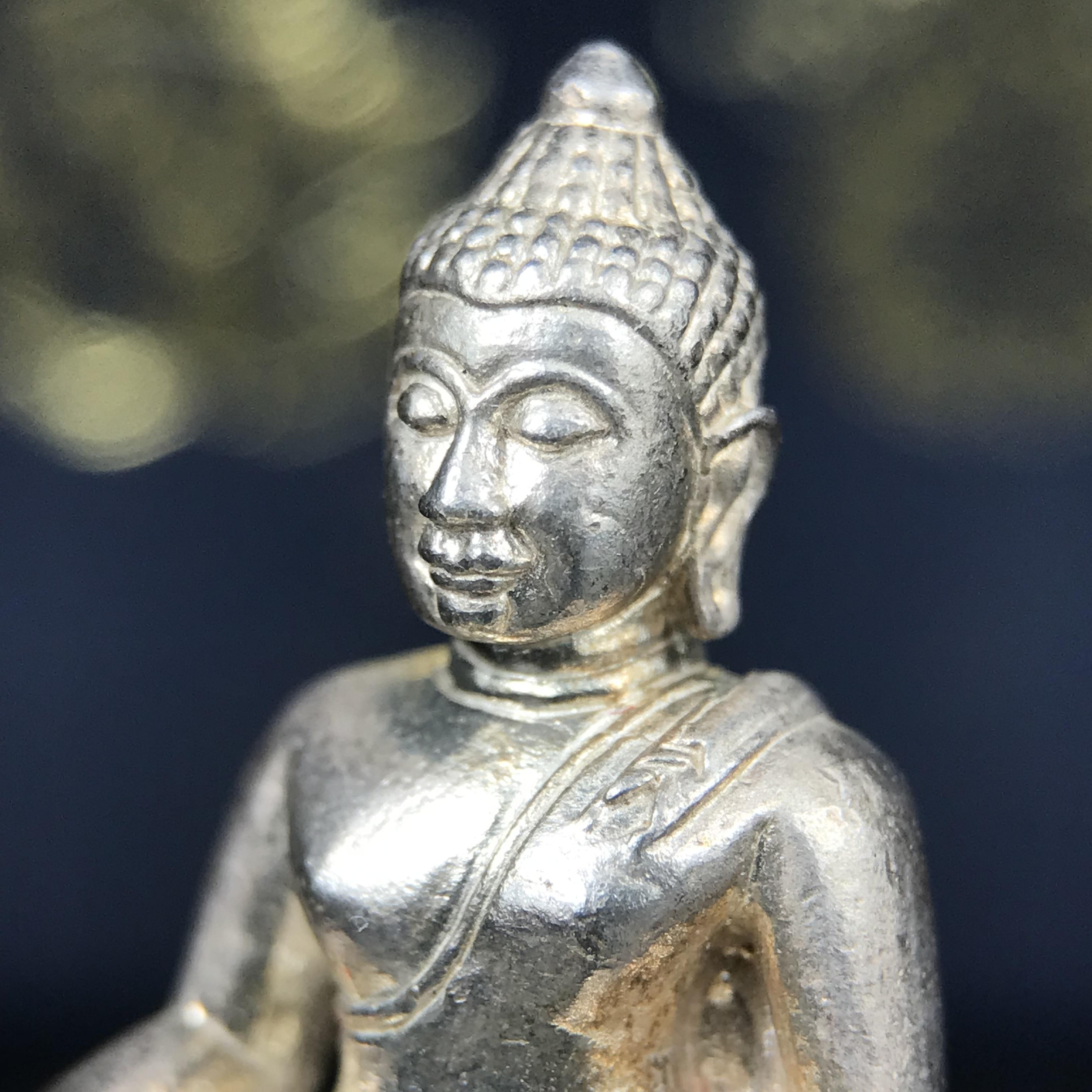 พระกริ่งพระพุทธนรสีห์ จปร.+ภปร. ครบรอบ 100 ปี ธนาคารไทยพาณิชย์ ปี 2550 พระกริ่งเนื้อเงิน(หายาก)(พุทธศิลป์งดงาม)ด้านหน้าฐานประดับด้วยตราสัญลักษณ์ "จปร" และ "ภปร" (องค์เนื้อเงินสร้างน้อย พบเจอน้อยหายาก)1 ใน 2500 องค์