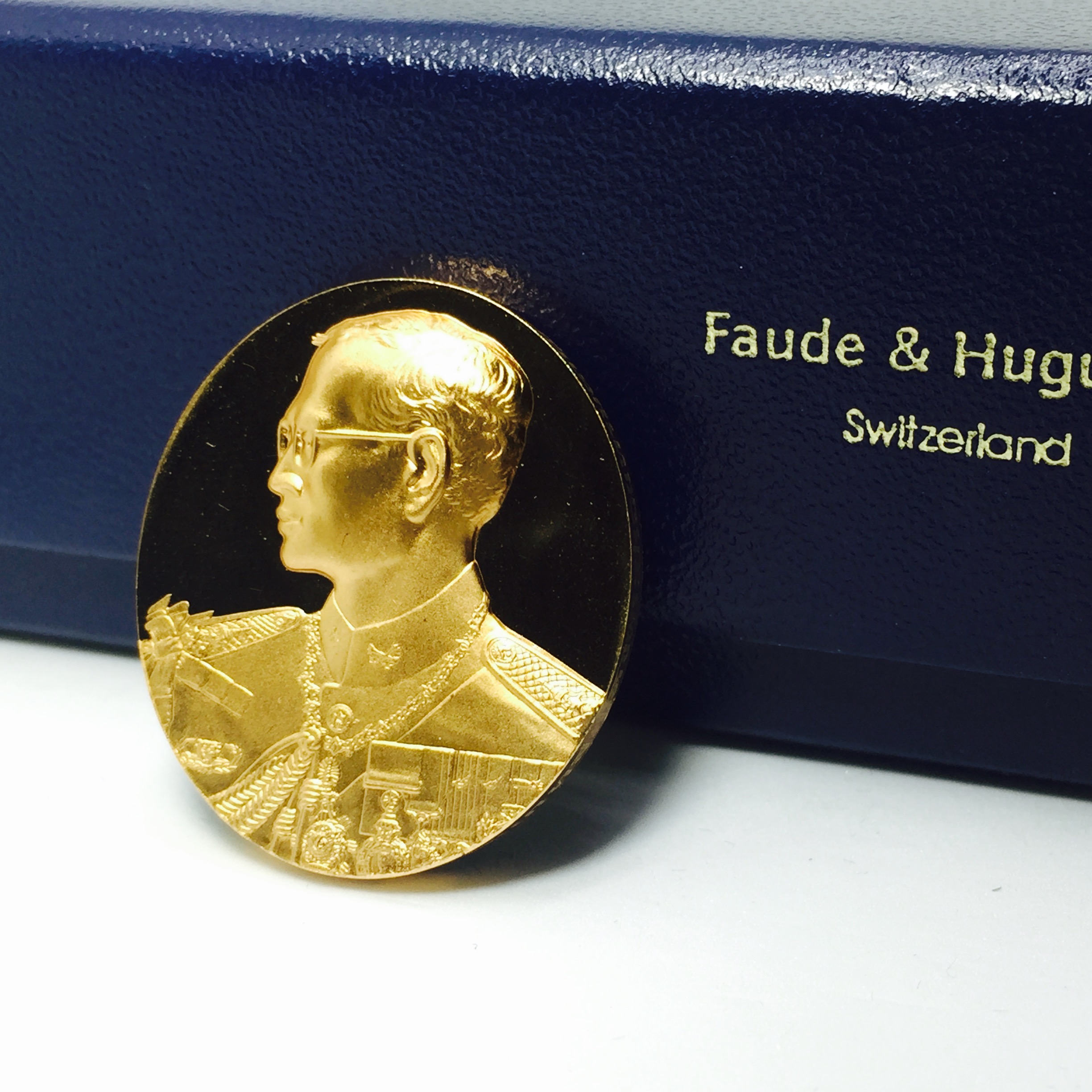 เหรียญที่ระลึกสร้างพระมหาธาตุเจดีย์ภักดีประกาศ เนื้อเงินและทองแดงนอกสภาพสวยมาก พร้อมกล่องเดิมๆ