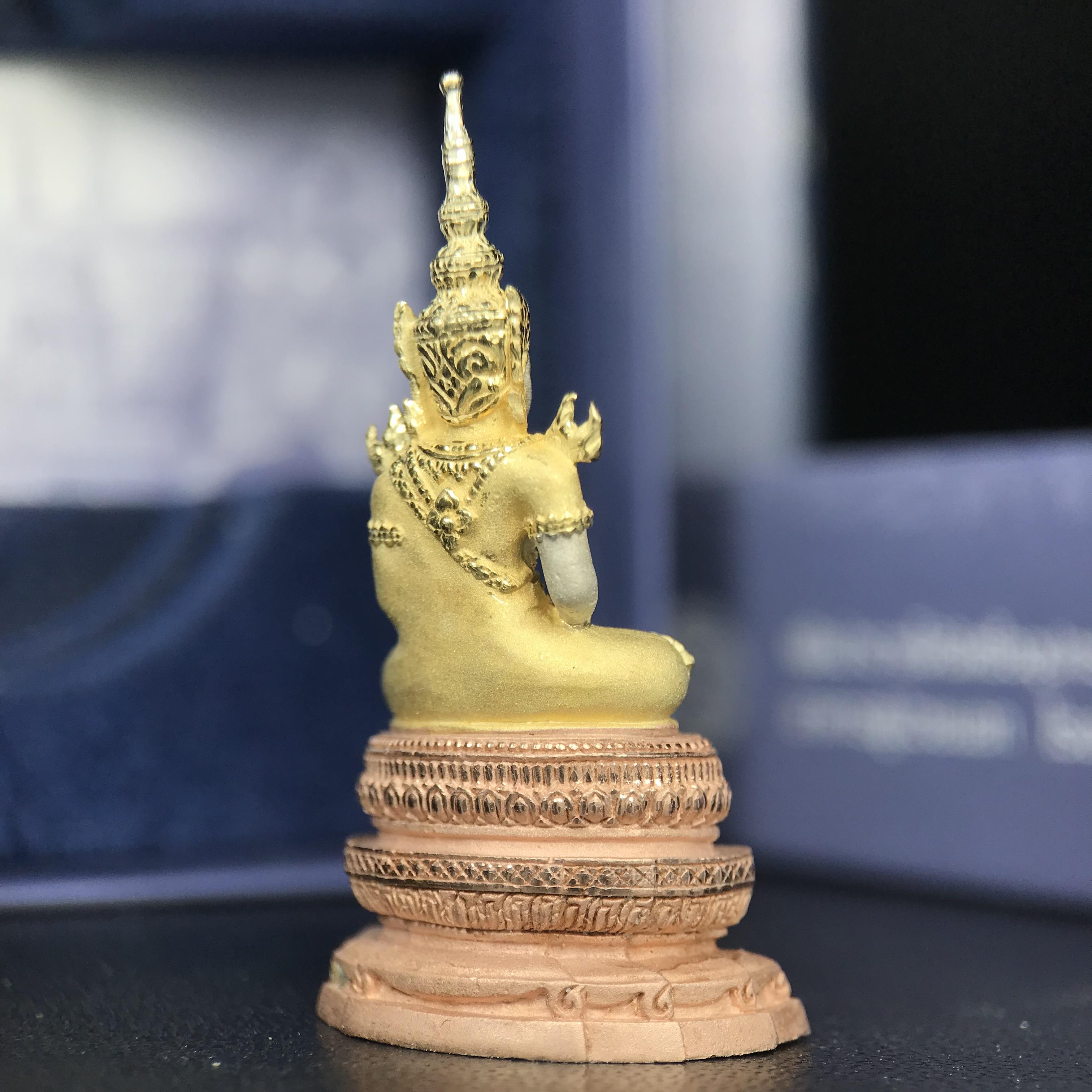 พระแก้วมรกต ภปร. ปี 2547 จัดสร้างโดยโรงพยาบาลภูมิพลอดุลยเดช เนื้อเงิน(3 กษัตริย์) ลอยองค์ หน้าตัก 1/2 นิ้ว สูง 3.7 ซม.พิธีมหามังคาภิเษก ณ พระอุโบสถวัดพระศรีรัตนศาสดาราม(วัดพระแก้ว) งดงามทรงคุณค่าอีกหนึ่งรุ่นยอดนิยม หายาก(องค์หมายเลข ๒๑๓๐)