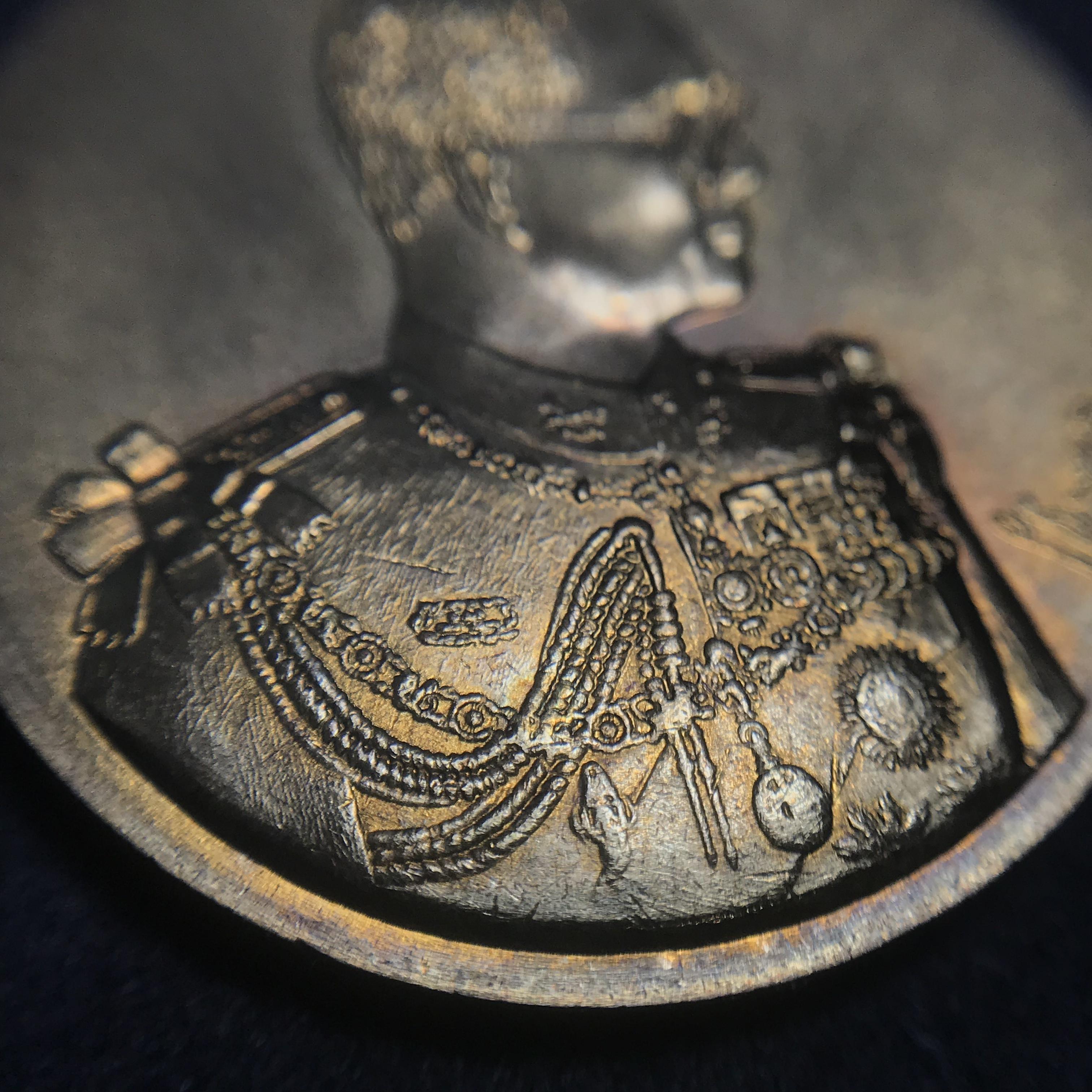 เหรียญพระบรมรูปรัชกาลที่9 รุ่น เฉลิมพระเกียรติ สมทบกองทุน “อาคารเฉลิมพระเกียรติ” ณ โรงพยาบาลศิริราช ปี2545 บล็อกโมเน่( Monnaie De Paris)เนื้อทองเหลืองขนาดเล็ก 2.50 ซม. (บล็อกนิยมวงเดือนหายาก)คัดสภาพสวย