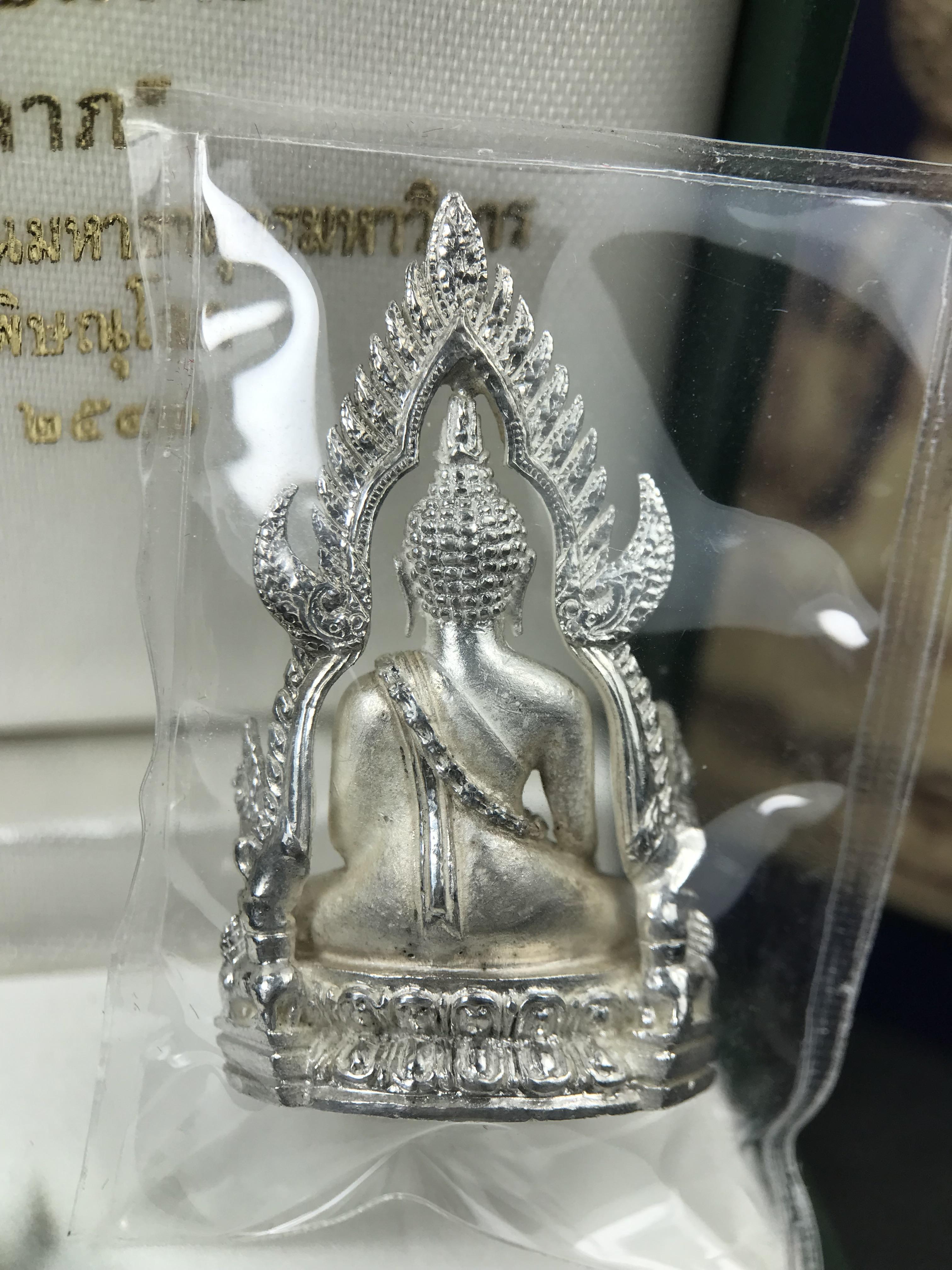 พระพุทธชินราช รุ่นมหาลาภ พิธีพุทธาภิเษกวัดพระศรีรัตนมหาธาตุวรมหาวิหาร จ.พิษณุโลก ปี 2540 เนื้อเงินบริสุทธิ์ 99.9% (นวลเงา)(สภาพผิวเดิมซีนซองเดิม พร้อมกล่องบรรจุเดิมและการ์ดใบรับรองครบสมบูรณ์ (องค์หมายเลข ๑๑๗๓๔)