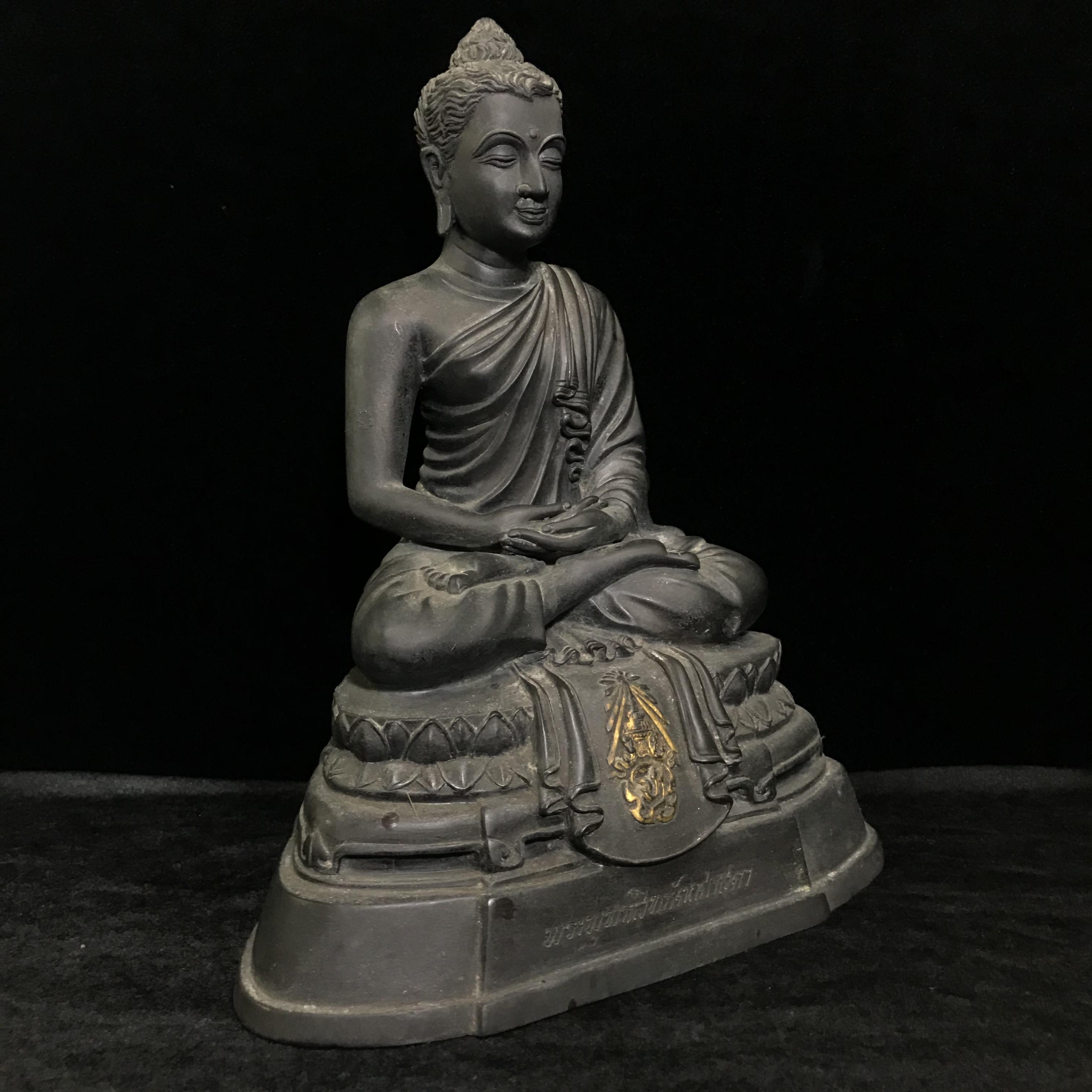 พระพุทธสิทธัตถศาสดา 100 ปี กรมบัญชีกลาง พ.ศ.2533(รุ่นแรก) เนื้อโลหะสำริด รมมันปู หน้าตัก 5.9 นิ้ว (พิธีใหญ่ ศิลป์สวย หายาก)(พระราชทานเม็ดพระธาตุ บรรจุมวลสารใต้ฐานองค์พระ)