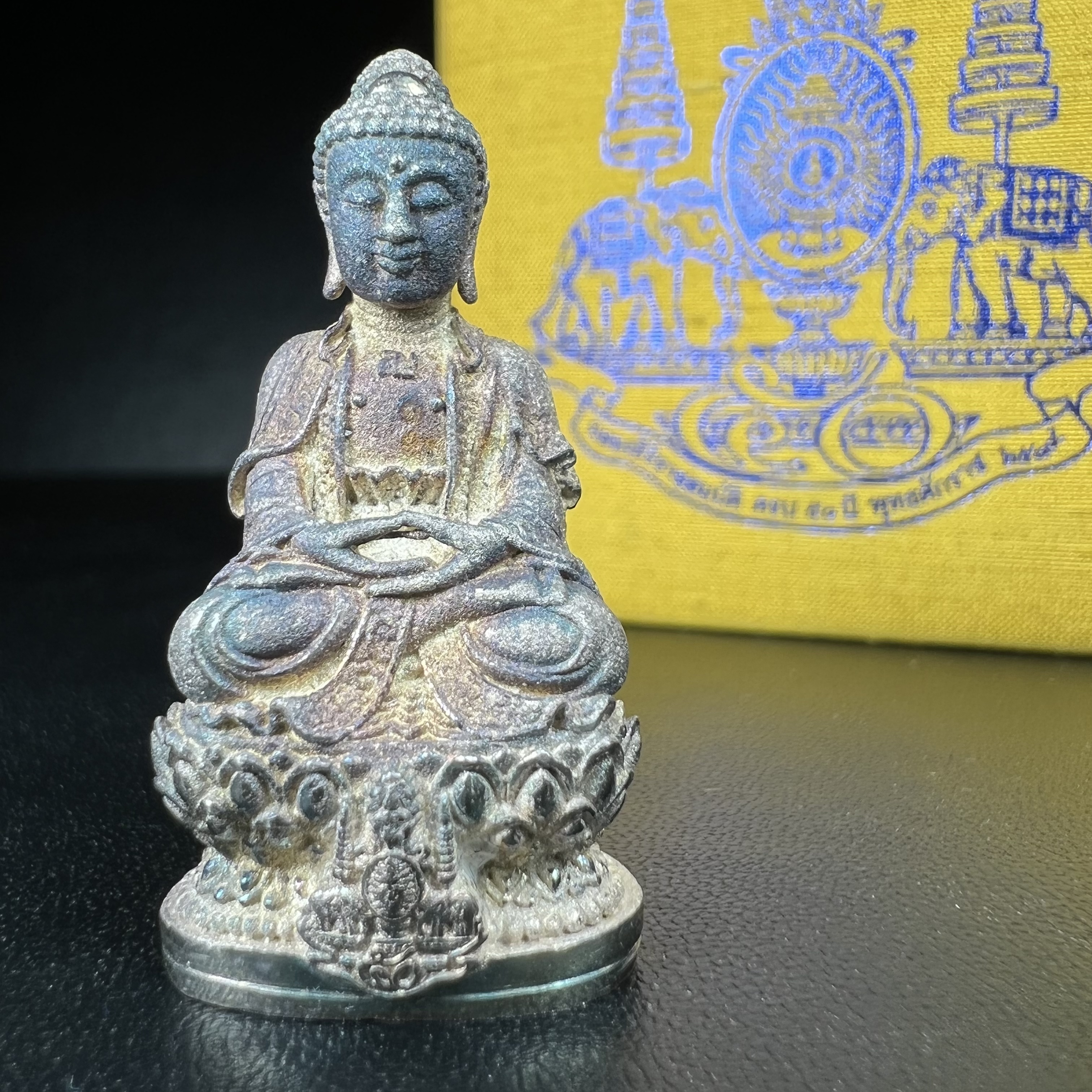 พระกริ่งจีน "ต้าเยิ่นถะ" รุ่น กาญจนาภิเษกครองราชย์ 50 ปี วัดบวรนิเวศวิหาร ปี2538 เนื้อเงิน(ผิวเดิมกลับดำขึ้นสีรุ้งเข้มขลังงดงามธรรมชาติสร้างสรรค์สภาพสวยเดิมพร้อมกล่องบรรจุเดิม ตอกโค๊ดหมายเลขกำกับ)(คัดสภาพสวยเดิมพิธีใหญ่พุทธศิลป์งดงาม)1ใน6001องค์