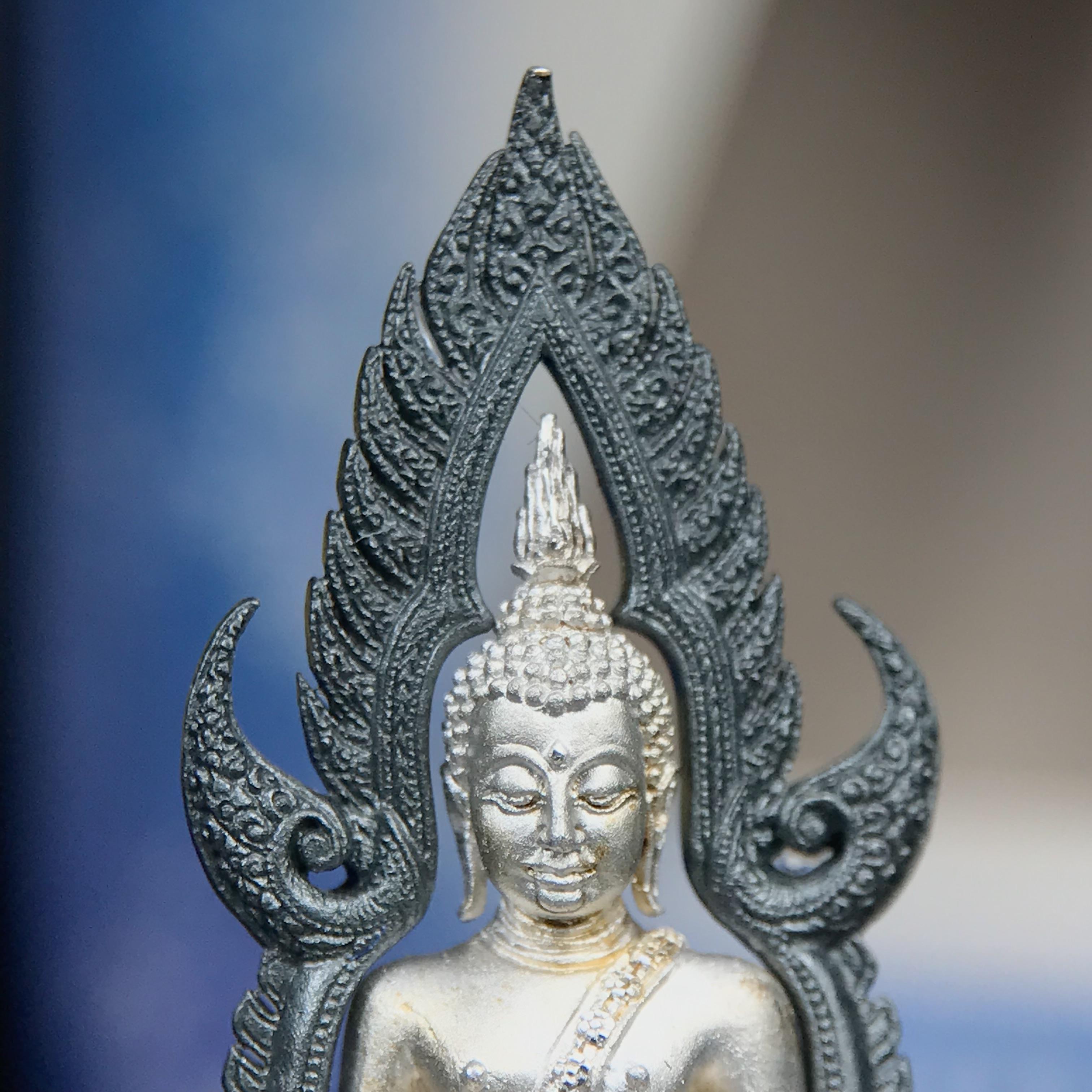 พระพุทธชินราช ภปร. โครงการเพราะแผ่นดินนี้คือแผ่นดินเกิด เนื้อเงินชุบทองคำขาวซุ้มรมดำ ปี2551 ขนาดหน้าตัก1/2นิ้ว(3.5*2.5ซม.)ประกอบพิธี ณ พระอุโบสถ วัดพระศรีรัตนศาสดาราม(วัดพระแก้ว)และพระวิหารวัดพระศรีรัตนมหาธาตุวรมหาวิหาร(จ.พิษณุโลก)(สวยงามหายาก)1ใน5000องค์