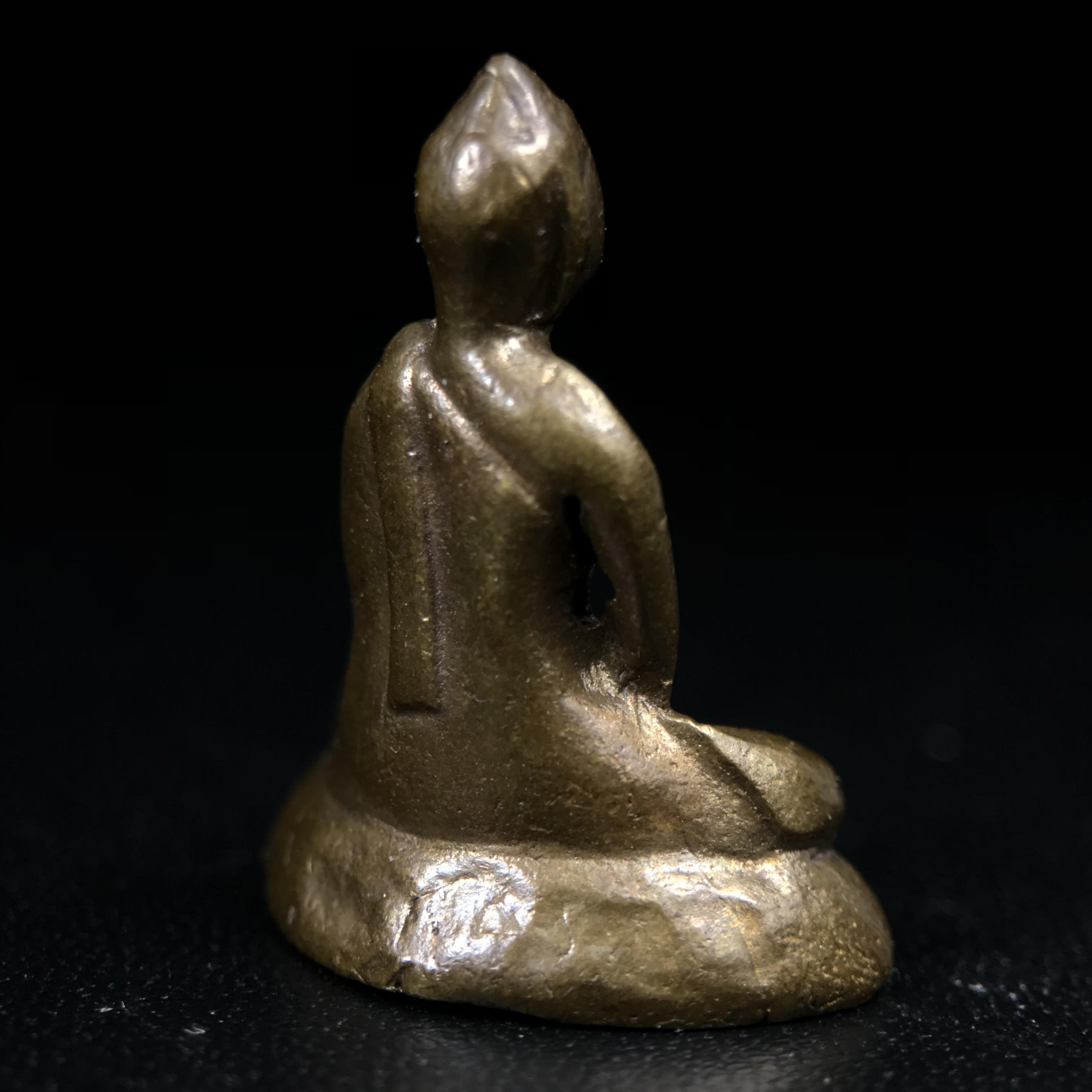 พระกริ่งฝีพระหัตถ์สมเด็จย่า ขนาดห้อยบูชาขนาดเล็ก จัดสร้างขึ้นเนื่องในวาระครบ 6 รอบ เมื่อวันที่21 ตุลาคม พ.ศ.2515(ในหลวงรัชกาลที่ 9 เสด็จพระราชดำเนินทรงเททอง)ปลุกเสกยิ่งใหญ่ เกจิ 108 รูป ร่วมปลุกเสก คัดสภาพสวยแบบนี้พบเจอน้อยมาก หมายเลขต้นๆหลักร้อย หายากมาก