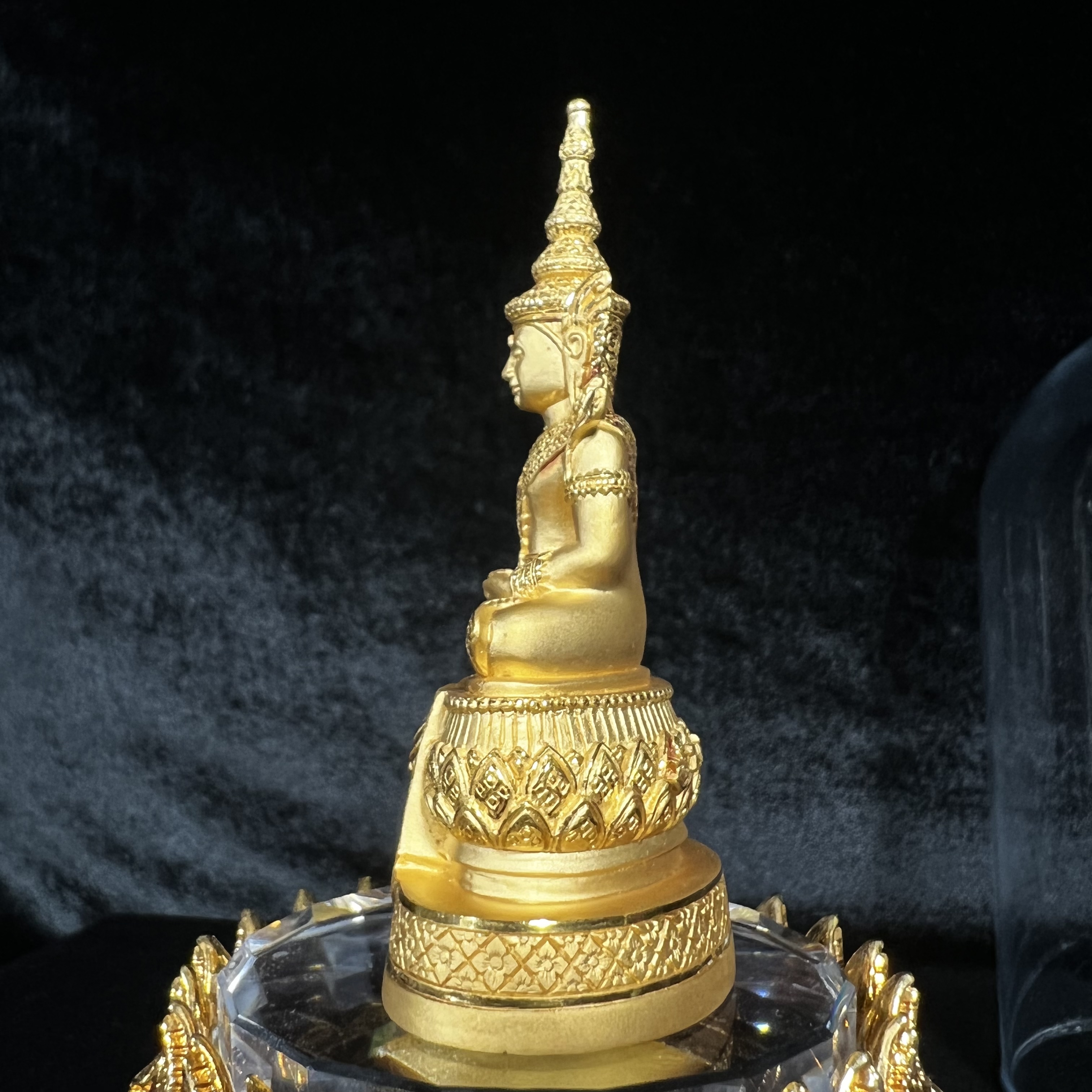 พระแก้วมรกต ภปร.(รุ่นแรก) ปี2545 รุ่นฉลองกรุงรัตนโกสินทร์ครบ 220 ปี หล่อลอยองค์ เนื้อทองคำบริสุทธิ์99.99% ขนาดบูชา 50*90 มม. พร้อมฐานวางครอบแก้วเดิม(สวยงามและหายากมาก)(1ใน1000องค์)