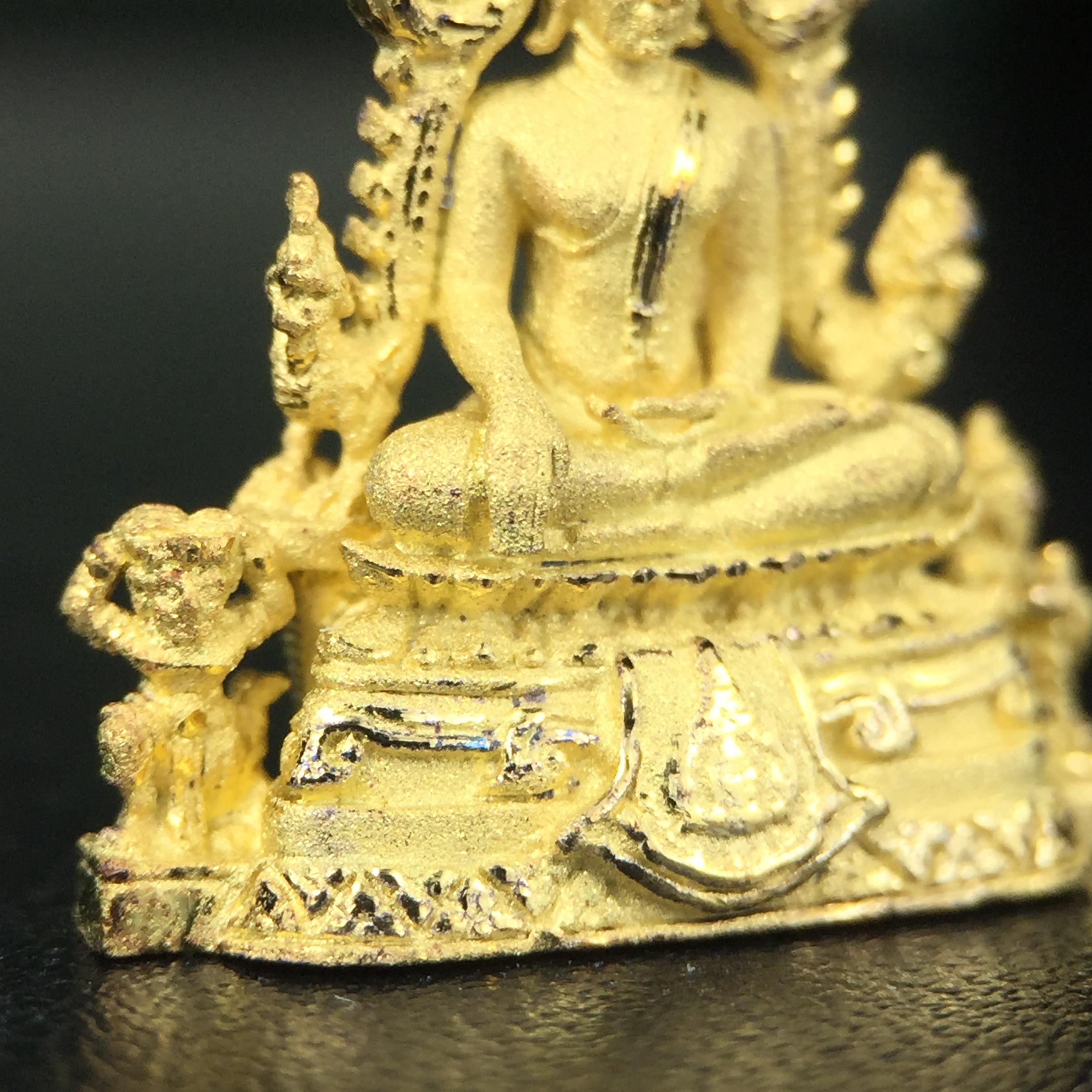 พระพุทธชินราช ภปร. ในวโรกาสพระราชพิธีมหามงคล เฉลิมพระชนมายุ6รอบ 5ธันวาคม2542 มูลนิธิพิทักษ์ดวงตาประชาชน จัดสร้าง เนื้อเงินบริสุทธิ์ 99.9% แบบชุบทองประกายเพชร 3 ไมครอน พิมพ์กลาง ขนาดสูง 2.4 ซม. พร้อมกล่องบรรจุเดิม