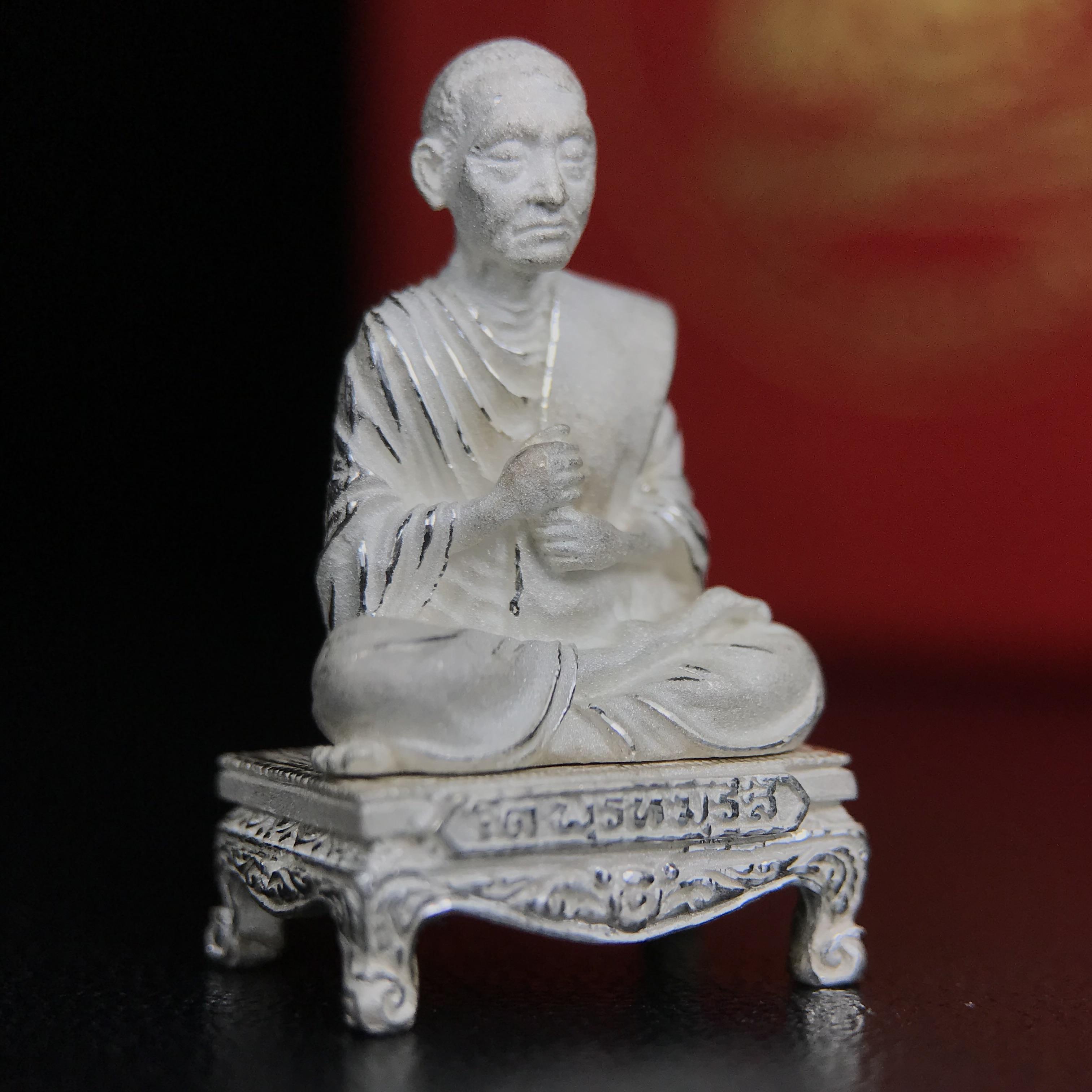 สมเด็จพุฒาจารย์ (โต พรหมรังสี) อนุสรณ์ 128 ปี สมเด็จพระญาณสังวร สมเด็จพระสังฆราช ทรงเมตตาอธิฐานจิต ปี 2543 มหาพุทธาภิเษก 3วาระ รูปเหมือนลอยองค์พิมพ์ใหญ่เนื้อเงิน ขนาด 1.5 x 2.5 ซม. ทรงคุณค่าทั้งด้านความงานด้านพุทธศิลป์ และพุทธคุณ(องค์หมายเลข ๑๐๘(เลขสวย)