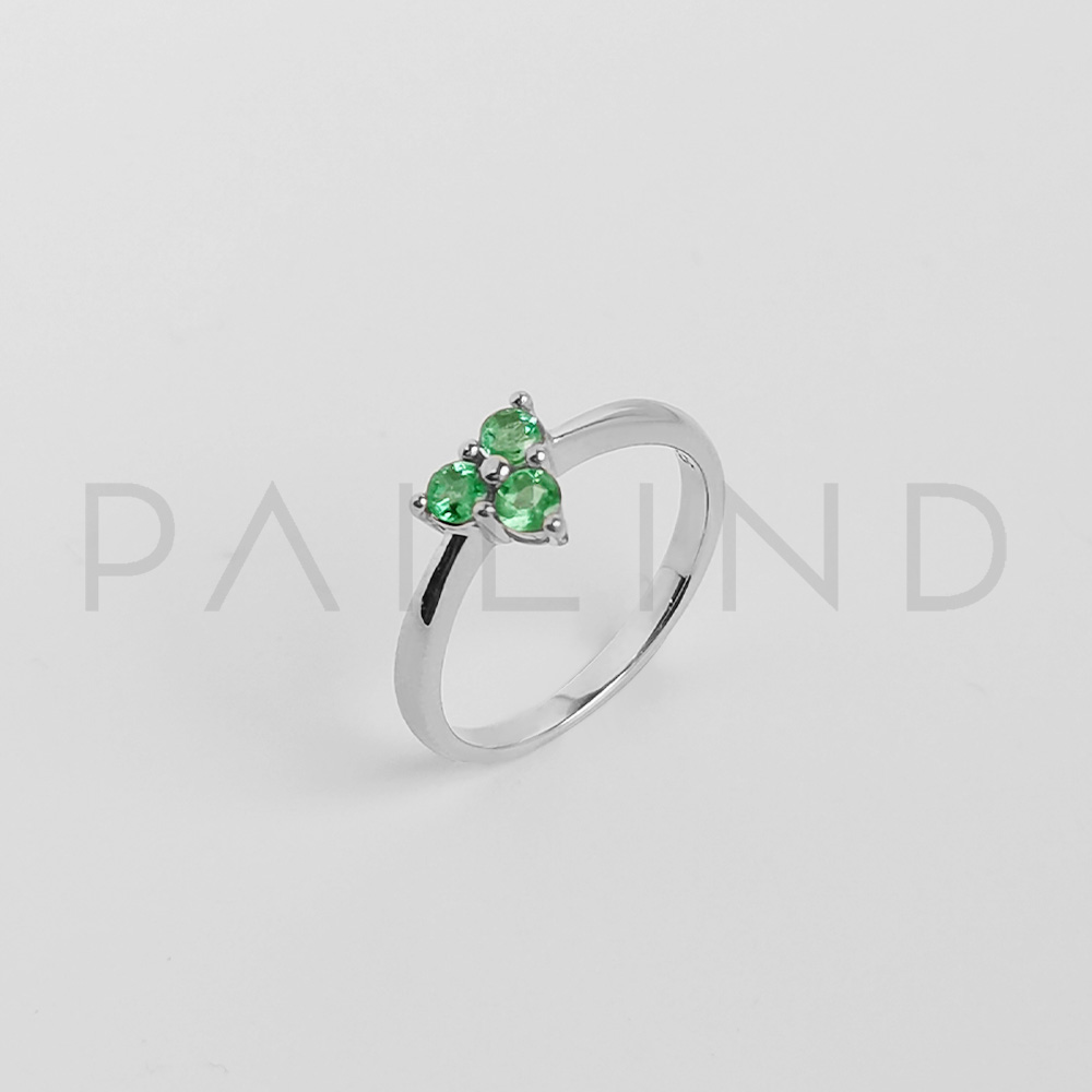 แหวนเงินแท้ดีไซน์เก๋ประกอบดับพลอย Emerald ชุบทองคำขาว