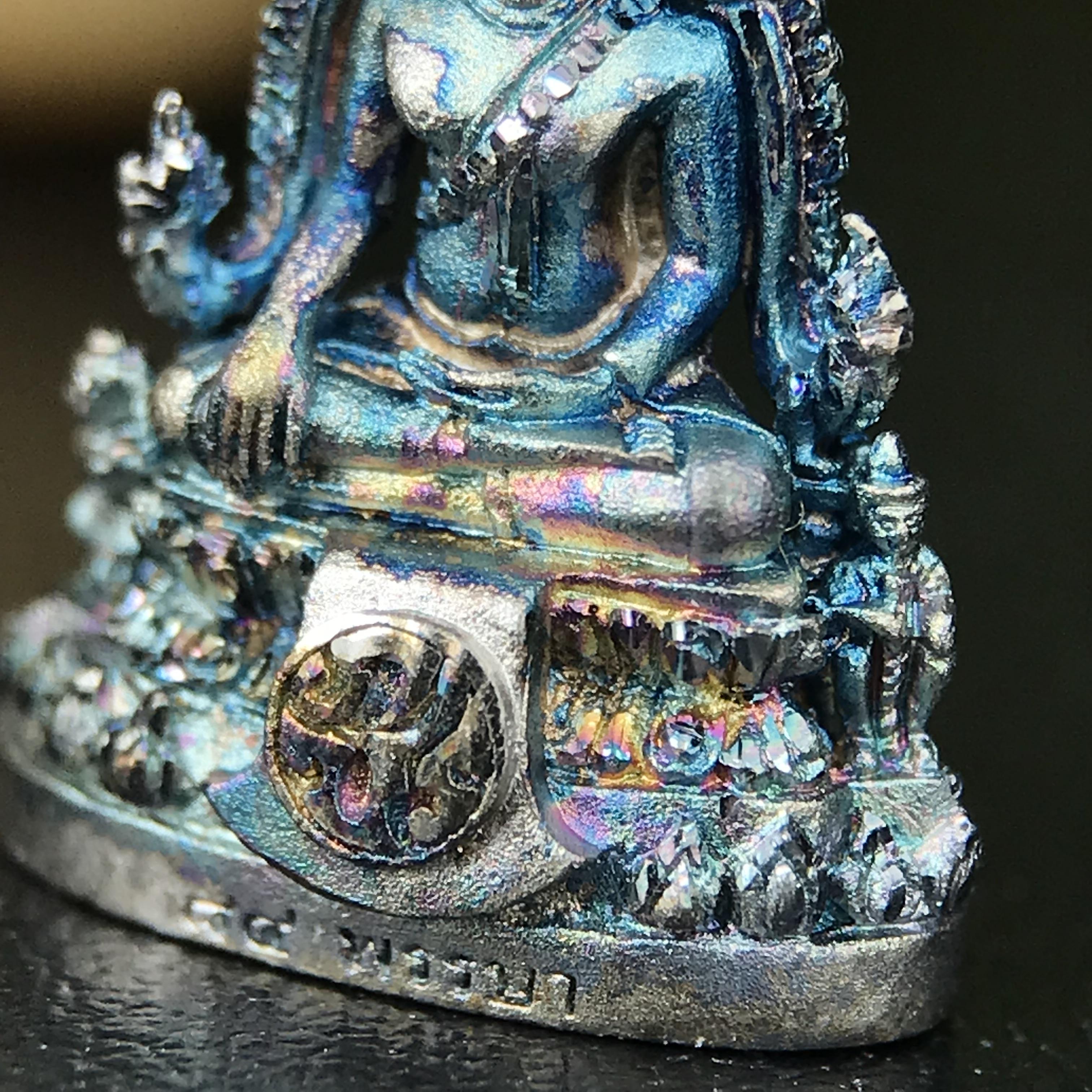 พระพุทธชินราช ภปร. 84 พรรษา ในหลวงรัชกาลที่ 9 พิมพ์เล็กขนาดหน้าตัก 1/4 นิ้ว(สูง 2.0 ซม.)เนื้อเงินชุบทองคำขาว (สภาพผิวเดิมสวย ขึ้นสีรุ้งฟ้าครามธรรมชาติสวยมาก แบบนิยม)(พระราชทานมวลสาร จิตรลดาและเส้นพระเจ้า(เส้นผม))พุทธศิลป์ทรงคุณค่าอีกหนึ่งรุ่นยอดนิยม