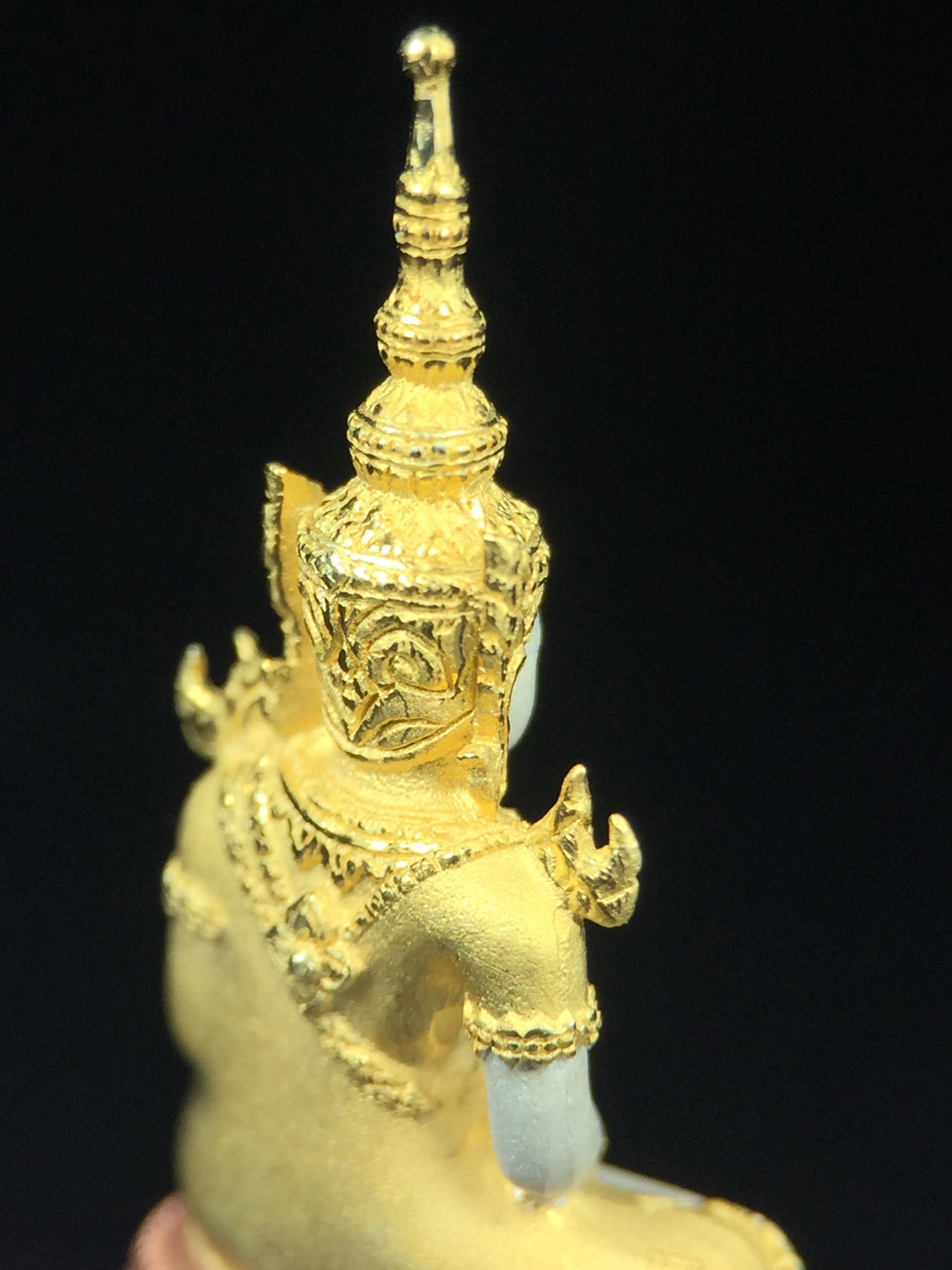 พระแก้วมรกต ภปร. ปี2547 จัดสร้างโดย รพ.ภูมิพลฯ เนื้อเงิน (3 กษัตริย์)ลอยองค์ หน้าตัก 1/2 นิ้ว งดงามทรงคุณค่าอีกหนึ่งรุ่นยอดนิยม หายาก