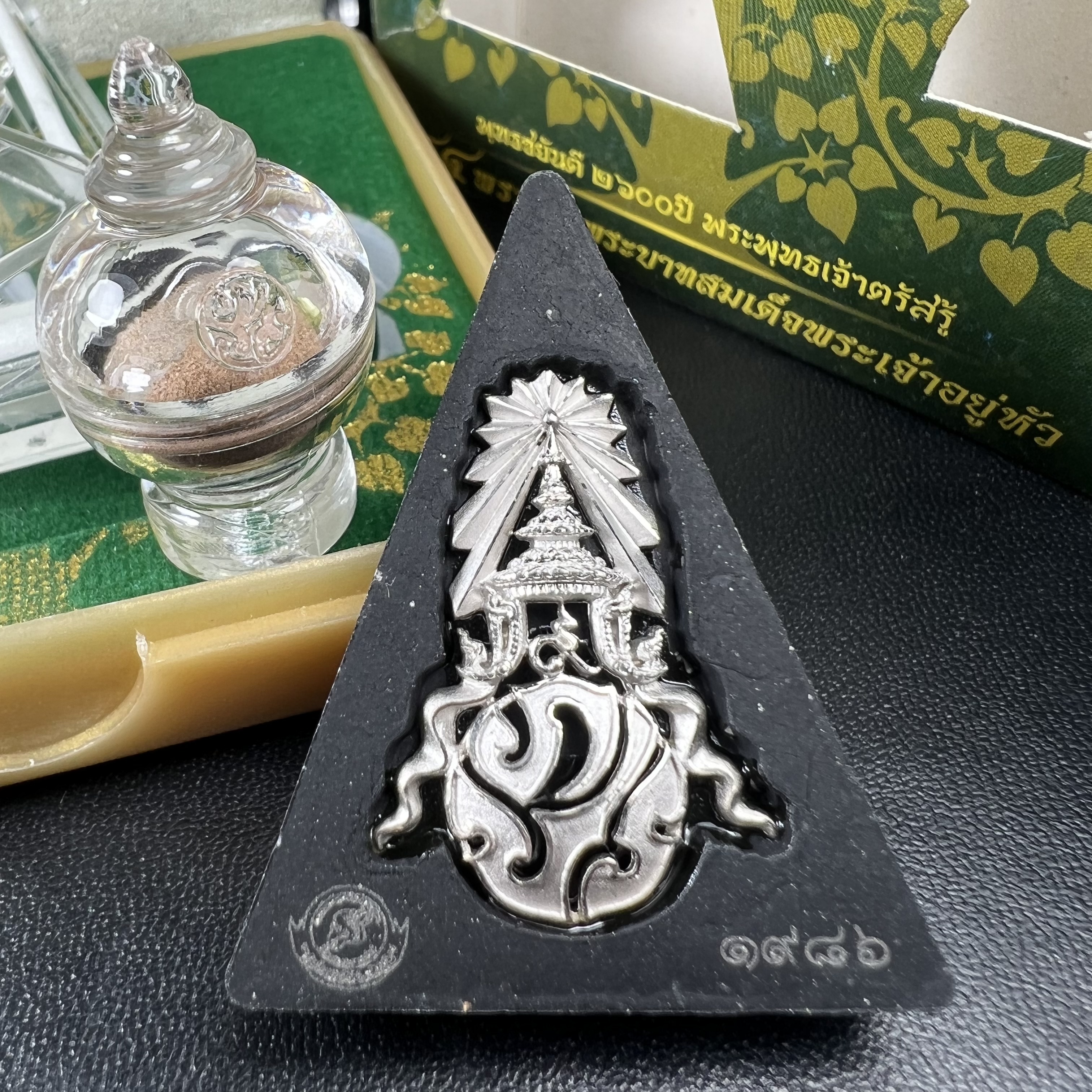 พระพุทธชินราช(จำลอง)ภปร. 84พรรษา เนื้อผงปิดทองด้านหน้า หลัง ภ.ป.ร. เงินชุบทองคำขาว(พระราชทานมวลสาร จิตรลดาและเส้นพระเจ้า ร.9(เส้นผม))