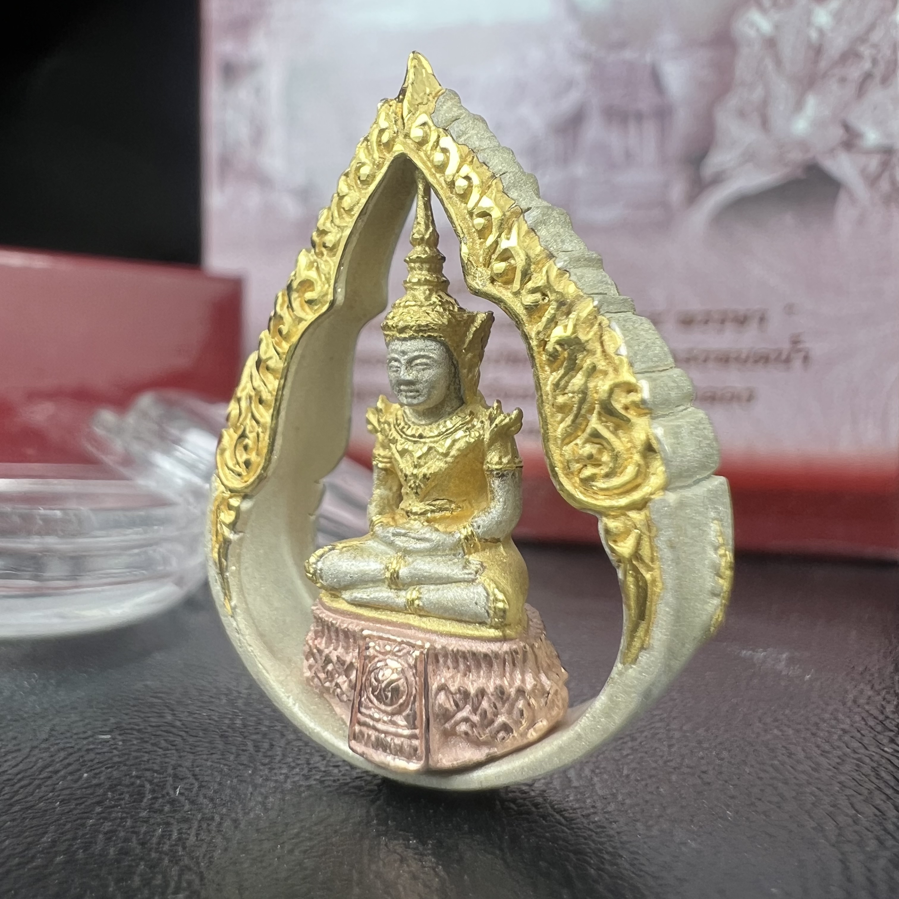 พระแก้วมรกต ภปร.(รุ่นแรก) ปี2545 รุ่นฉลองกรุงรัตนโกสินทร์ครบ 220 ปี พิมพ์ลอยองค์ทรงหยดน้ำ เนื้อเงินบริสุทธิ์ 92.5% (สามกษัตริย์) ขนาด 18*27 มม. พร้อมกล่องบรรจุเดิม สวยครบสมบูรณ์