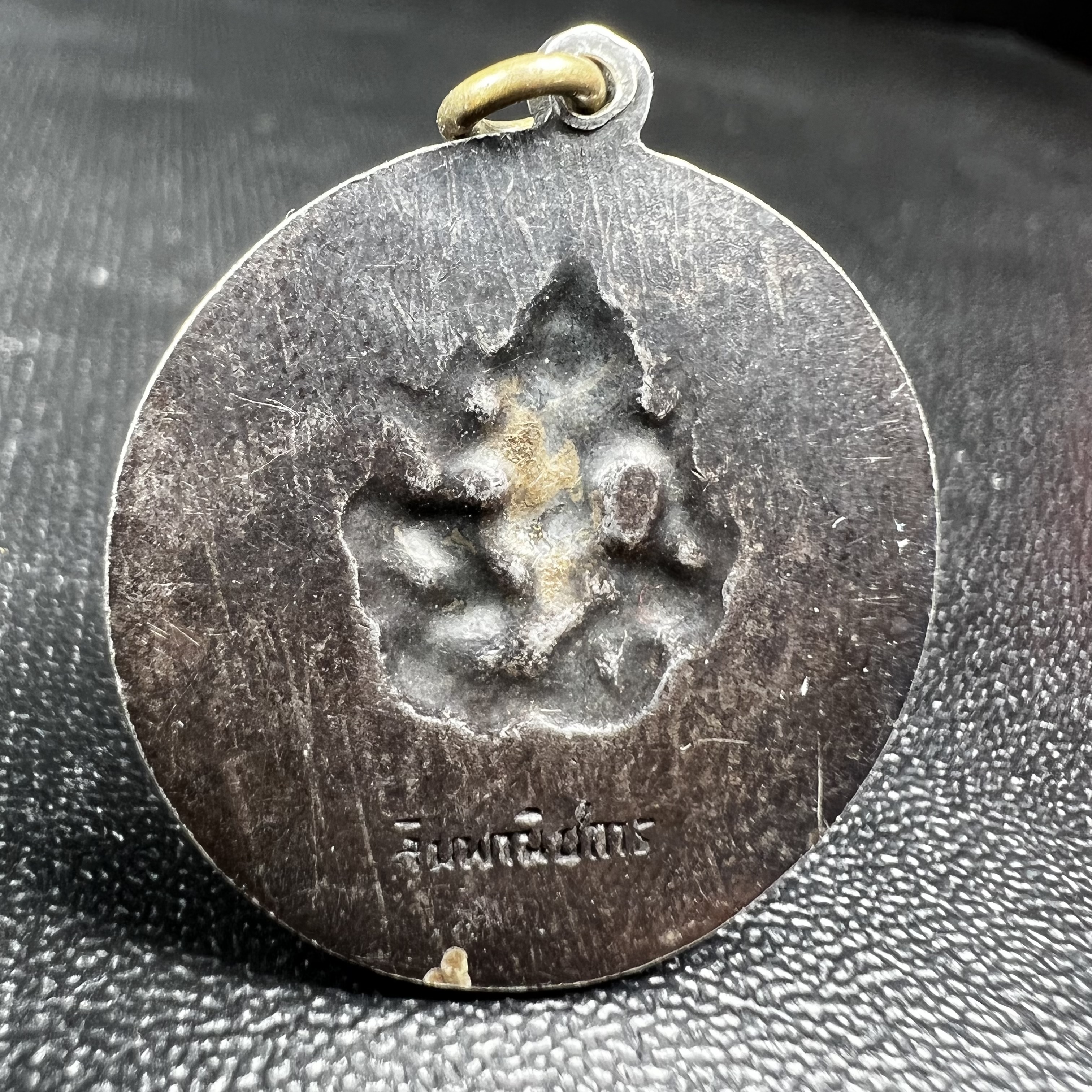 เหรียญพระพิฆเนศวร ปี 2513 จัดสร้างโดย "ท่านอาจารย์ ฉลาด เค้ามูลคดี" เนื้อเงินลงยา(สภาพสวยเดิม ผิวเงินเดิม ผิวลงยาติดเต็มไม่มีกระเทาะ)พิธีใหญ่เป็นเหรียญที่อยู่ในความนิยมสะสมของกลุ่มดารา ศิลปิน หายาก