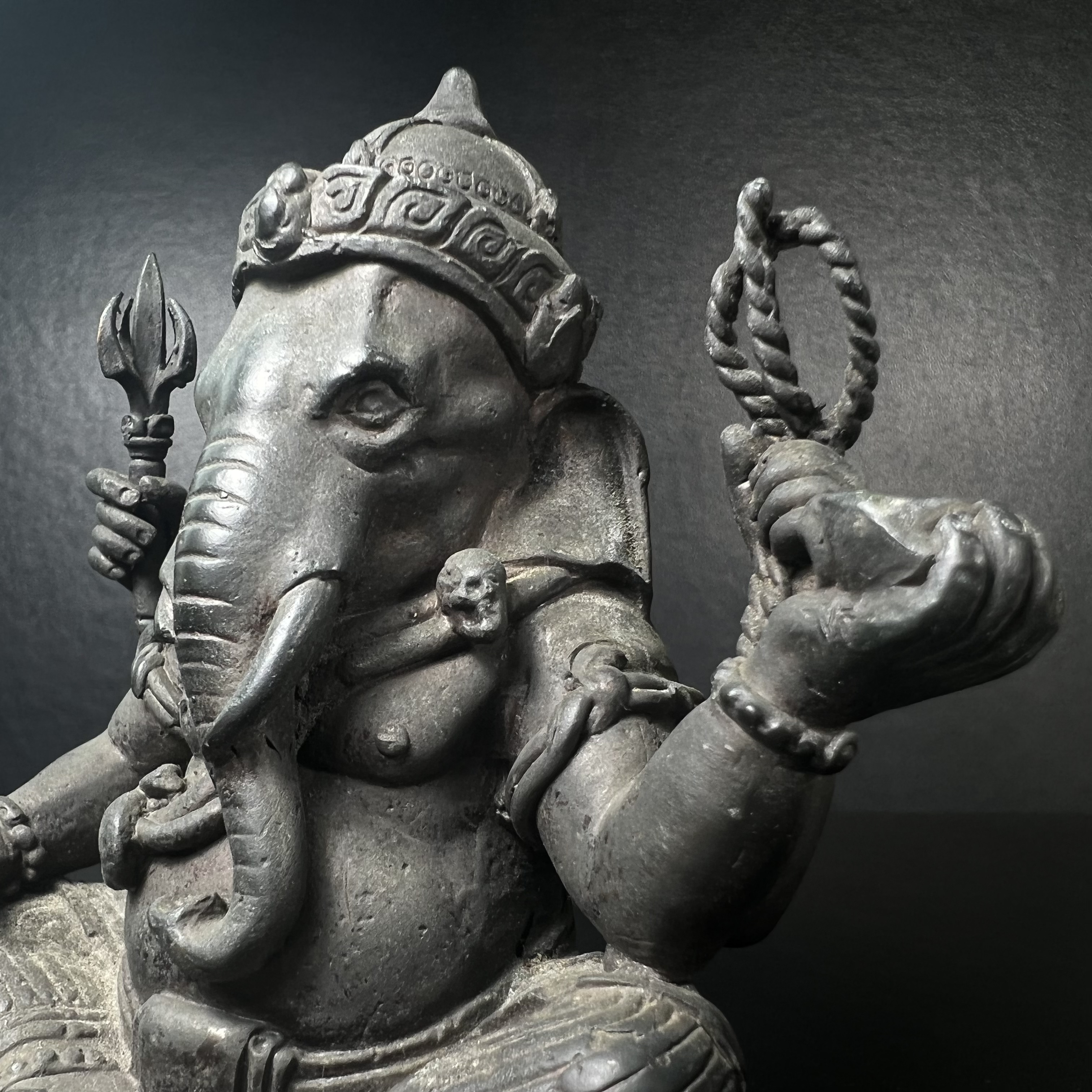 พระพิฆเนศ กรมศิลปากร ปี2547 ขนาดบูชาหน้าตัก 3 นิ้ว โลหะผสมเนื้อดี มีโค๊ดหมายเลขกำกับNo.993 (1 ใน 5000 องค์)รุ่นยอดนิยมหายาก