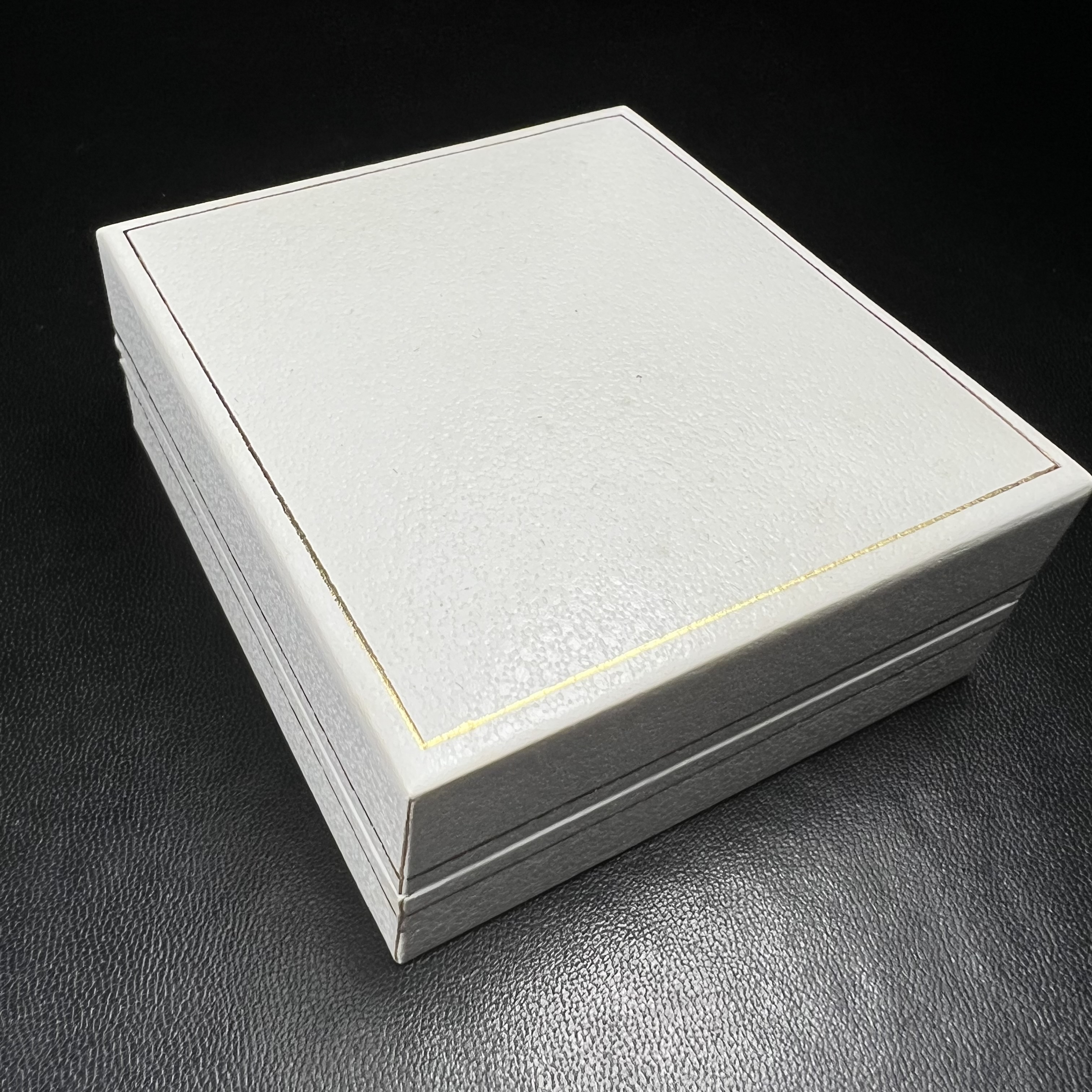 พระพุทธชินราช รุ่นมหาสิทธิโชค ปี2540 พิมพ์เล็กชุด3องค์ ขนาด 15 x 23 มม.(1.เงินสามกษัตริย์2.เงิน3.นวะ) พระดีพิธีใหญ่ พิธีพุทธาภิเษก ณ สถานที่ศักดิ์สิทธิ์เมืองพิษณุโลก ๔ ครั้ง โดยพระเกจิอาจารย์ชื่อดังทั่วประเทศ ๙๙ รูป โดยมีสมเด็จพระญาณสังวร เป็นประธานในพิธี