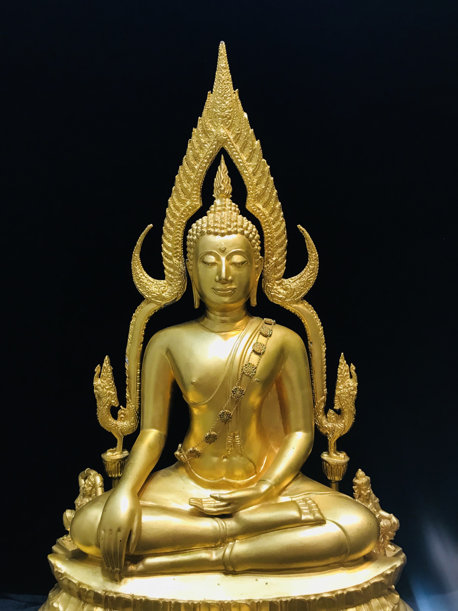 พระพุทธชินราช(จำลอง)ภปร. 84พรรษา เนื้อโลหะ ลงรักปิดทอง 100% ขนาดหน้าตัก 9 นิ้ว(ใต้ฐานบรรจุพระพุทธชินราชเนื้อผงพระราชทานมวลสาร จิตรลดาและเส้นพระเจ้า(เส้นผม))