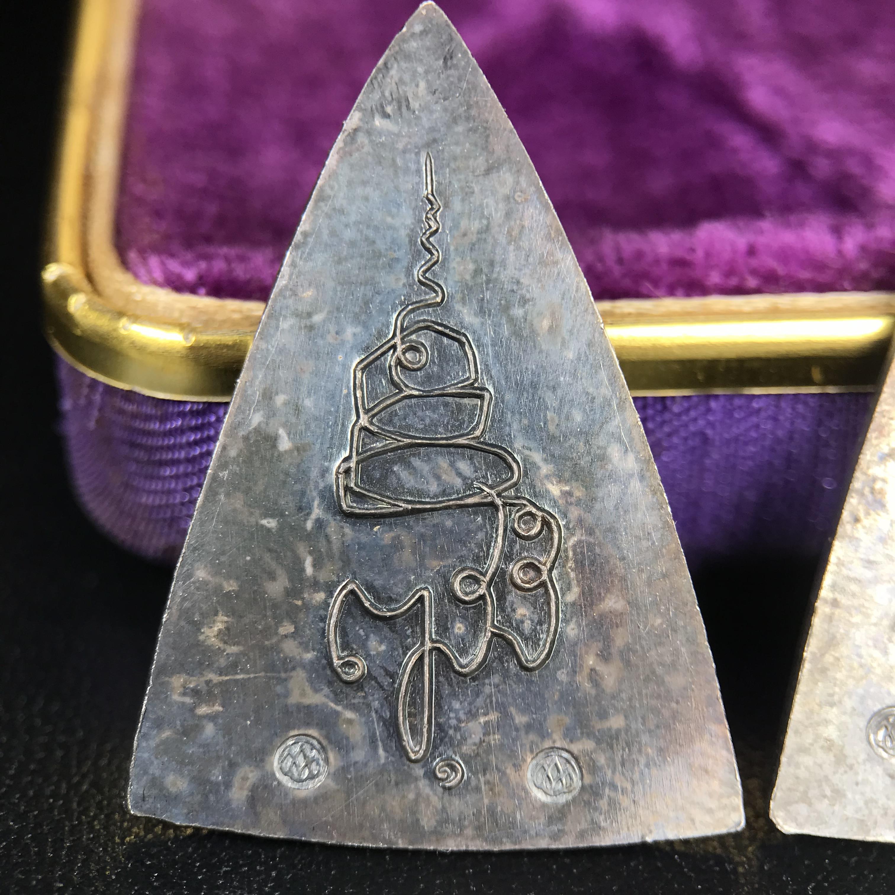 เหรียญสมเด็จนางพญาคุณากร หลัง ญสส. ปี 2532 ชุดเนื้อเงินและเนื้อนวโลหะ พิมพ์ใหญ่คู่พิมพ์เล็ก(ชุดพิเศษกรรมการ 1 ใน 500 ชุด) พิธีใหญ่ สภาพสวยผิวเดิมพร้อมกล่องบรรจุเดิมกำมะหยี่สีม่วงสัญลักษณ์ “สธ” สมเด็จพระเทพฯ ครบสมบูรณ์***ชุดแจกกรรมการพบเจอน้อย หายาก***