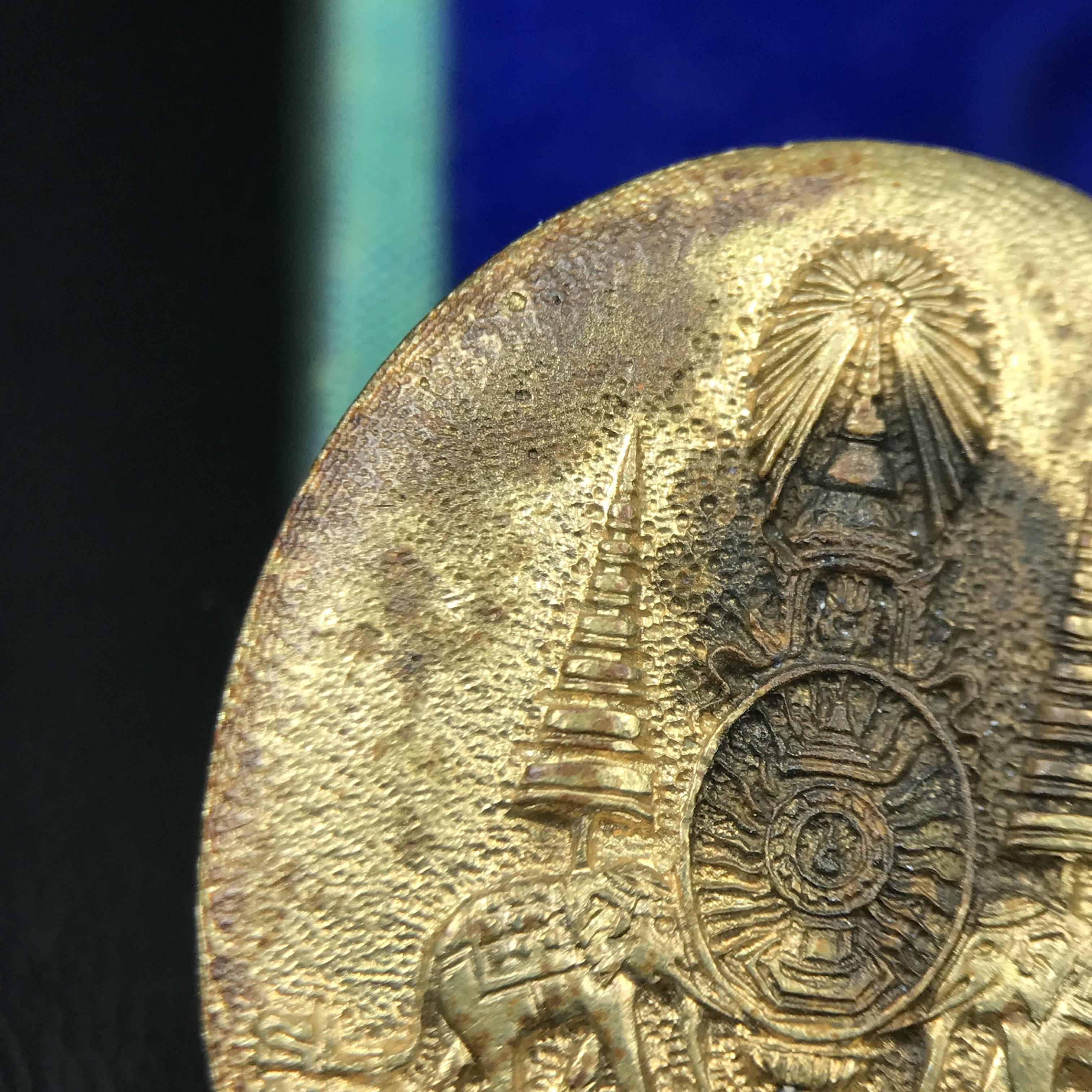 เหรียญรูปเหมือนพระญาณวิทยาคมเถร (หลวงพ่อคูณ ปริสุทโธ)ชุดกาญจนาภิเษกครองราชย์ครบ 50 ปี วัดบวรนิเวศวิหาร ปี พ.ศ. 2538 เนื้อบรอนซ์ทอง(จัดสร้างได้เหมือนหลวงพ่อคูณมาก มีรายละเอียดและความคมชัดสูง ลูกศิษย์ท่านไม่ควรพลาด วิจิตรศิลป์และพุทธศิลป์งดงาม)พิธีใหญ่