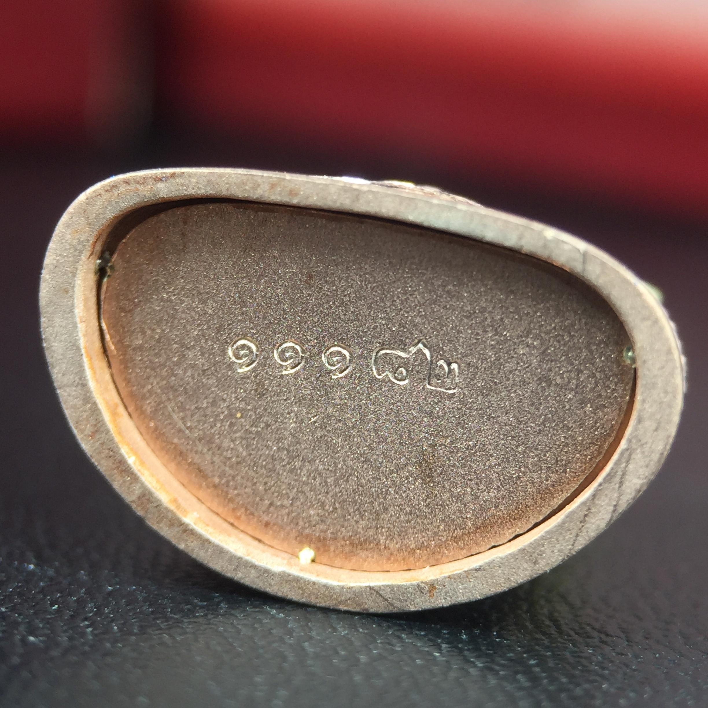 พระแก้วมรกต ภปร.(รุ่นแรก) ปี2545 รุ่นฉลองกรุงรัตนโกสินทร์ครบ 220 ปี พิมพ์ลอยองค์ใหญ่ เนื้อเงินบริสุทธิ์ 92.5% (สามกษัตริย์) ขนาด 19*35 มม. พร้อมกล่องบรรจุเดิม สวยครบสมบูรณ์