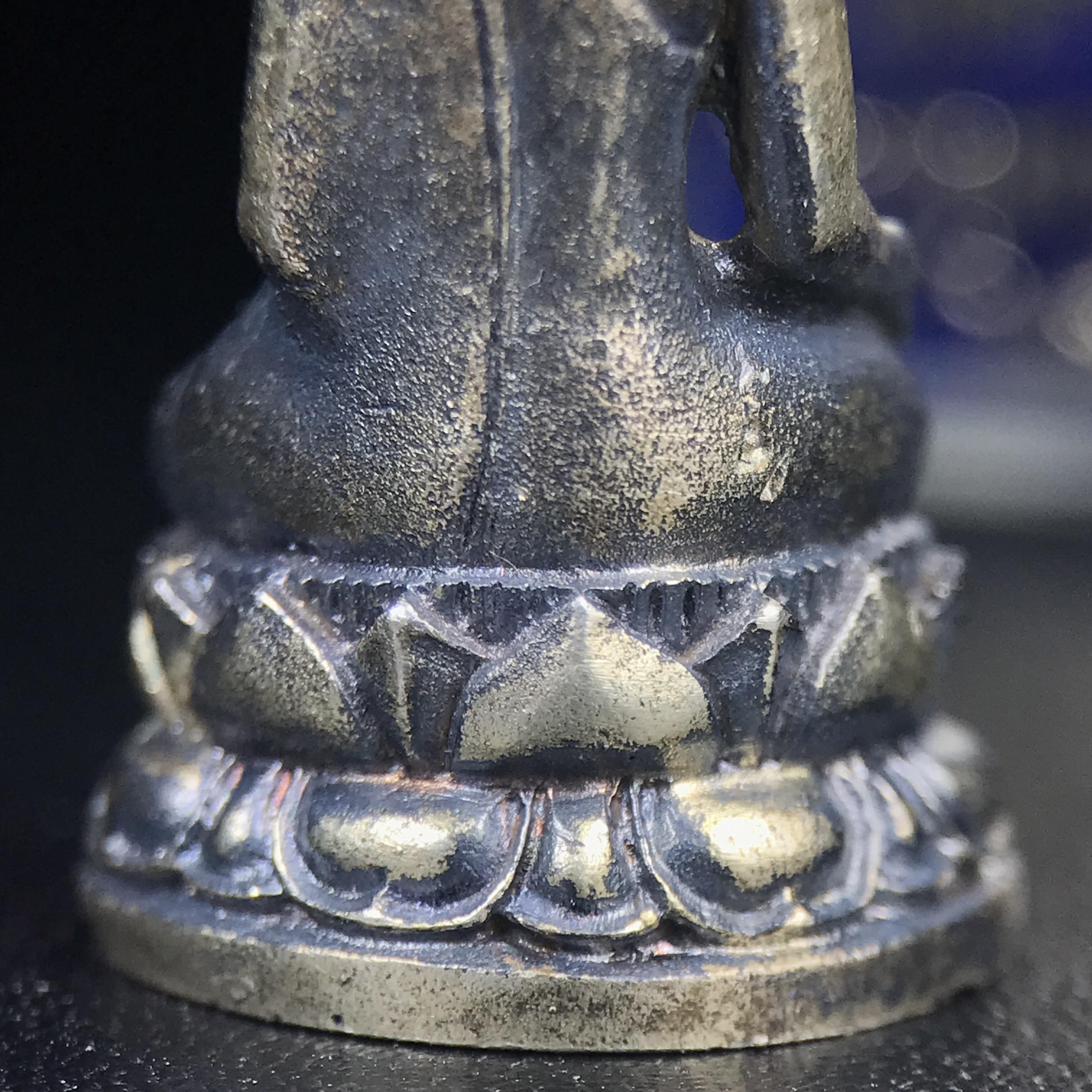 พระกริ่งไพรีพินาศ ภปร. รุ่นแรกของประเทศไทย วัดปทุมวนาราม ปี 2535 เนื้อเงิน(ผิวเดิม ผิวขึ้นรุ้งทั่วองค์ สวย งดงาม)(เข้มขลังทรงอานุภาพยิ่งใหญ่ กำราบศัตรูพ่ายสิ้น) ขนาดสูง 3 ซม. พร้อมกล่องบรรจุเดิมครบสมบูรณ์ (ในหลวงรัชกาลที่9เสด็จเททอง)(1ใน3000องค์)นิยมหายาก