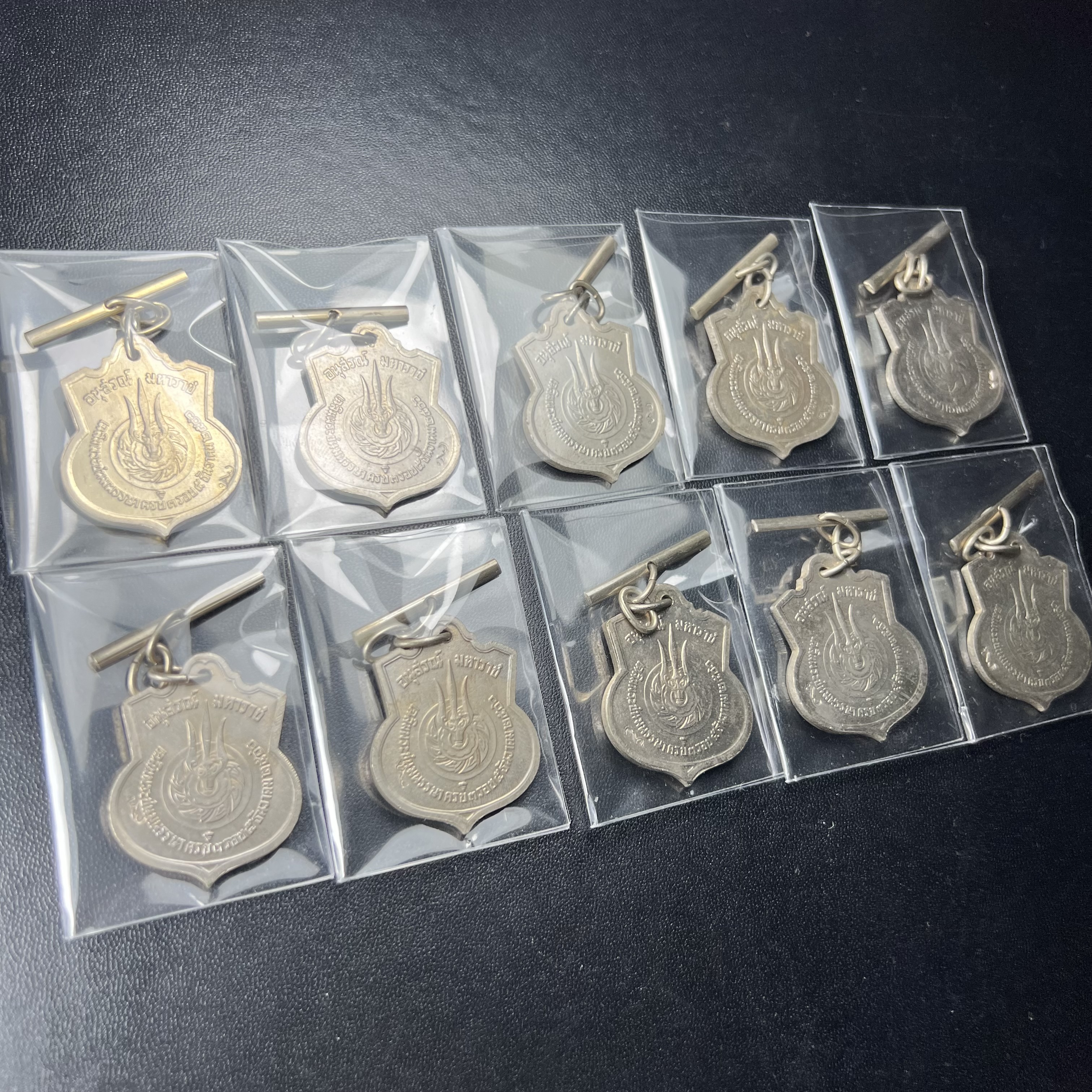 เหรียญอนุสรณ์มหาราช 3รอบ รัชกาลที่9 ปี2506 เนื้ออัลปาก้า โค๊ด "สว" สายโซ่คล้องเดิม(1ชุด 10เหรียญ มีโค๊ด “สว” ซ้าย 5เหรียญ(พบเจอน้อยหายาก)+มีโค๊ด “สว” ขวา 5เหรียญ)(ชุดคัดสภาพสวยผิวเดิมขึ้นน้ำทองสวย โค๊ด สว ตอกลึกติดชัดติดเต็มแบบนี้หายาก)