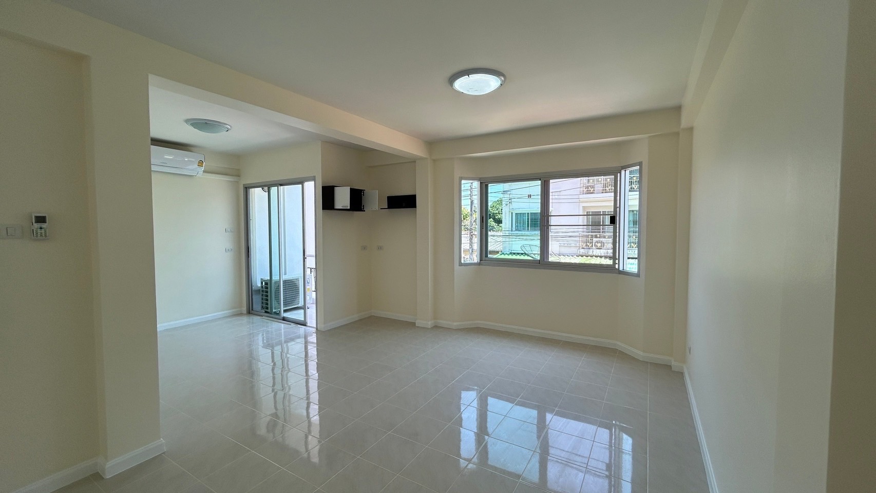 For Rent : Ratsada, 3-Story Townhouse, 3 Bedrooms 3 Bathrooms