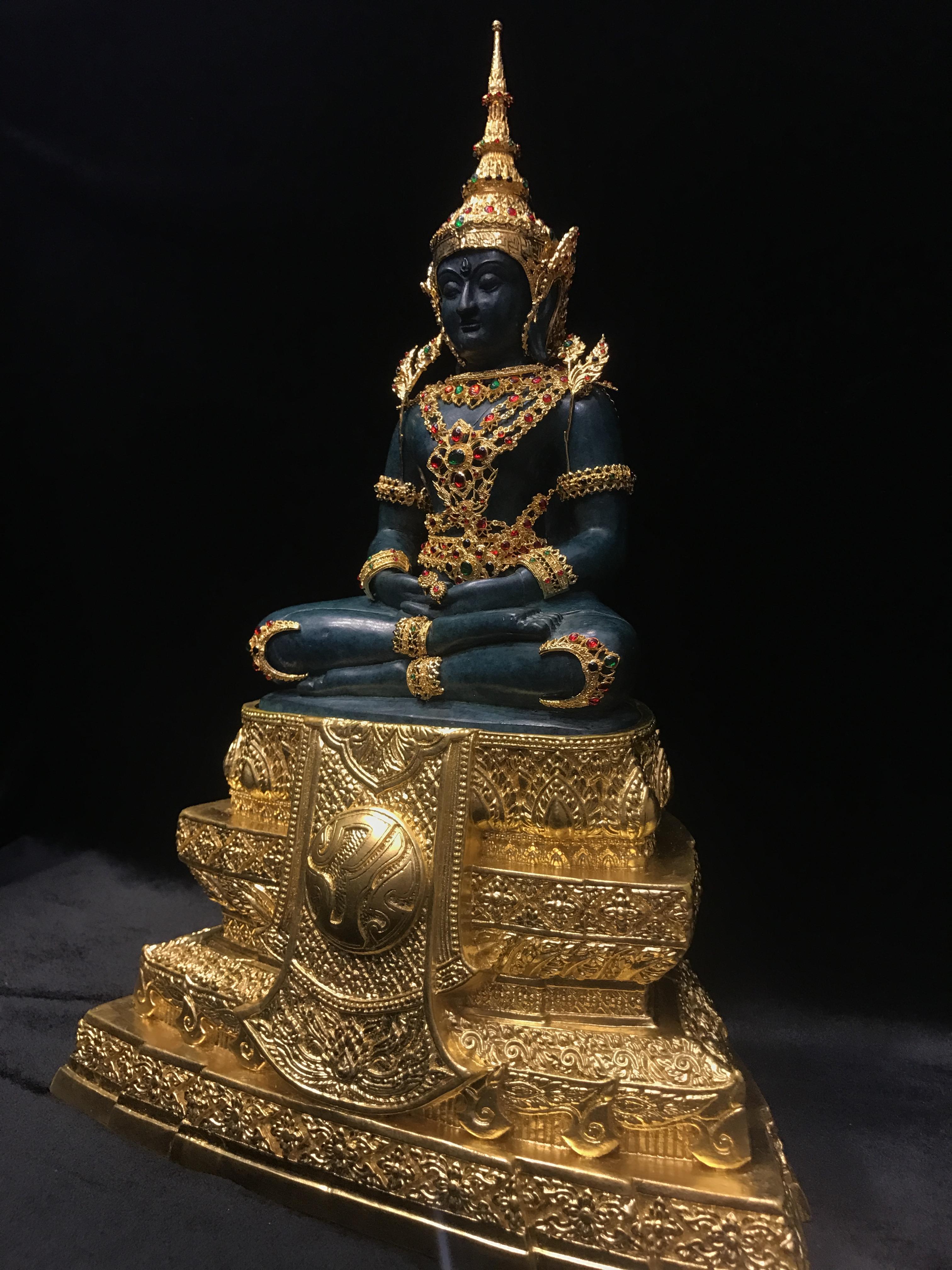 พระพุทธมหามณีรัตนปฏิมากร จำลอง (พระแก้วมรกต) ขนาดบูชาหน้าตัก 5 นิ้ว ตราสัญลักษณ์ ภ.ป.ร. รุ่นแรก ปี2547 เนื้อนวโลหะเคลือบสีเขียว(เครื่องทรงนวโลหะชุบทอง)