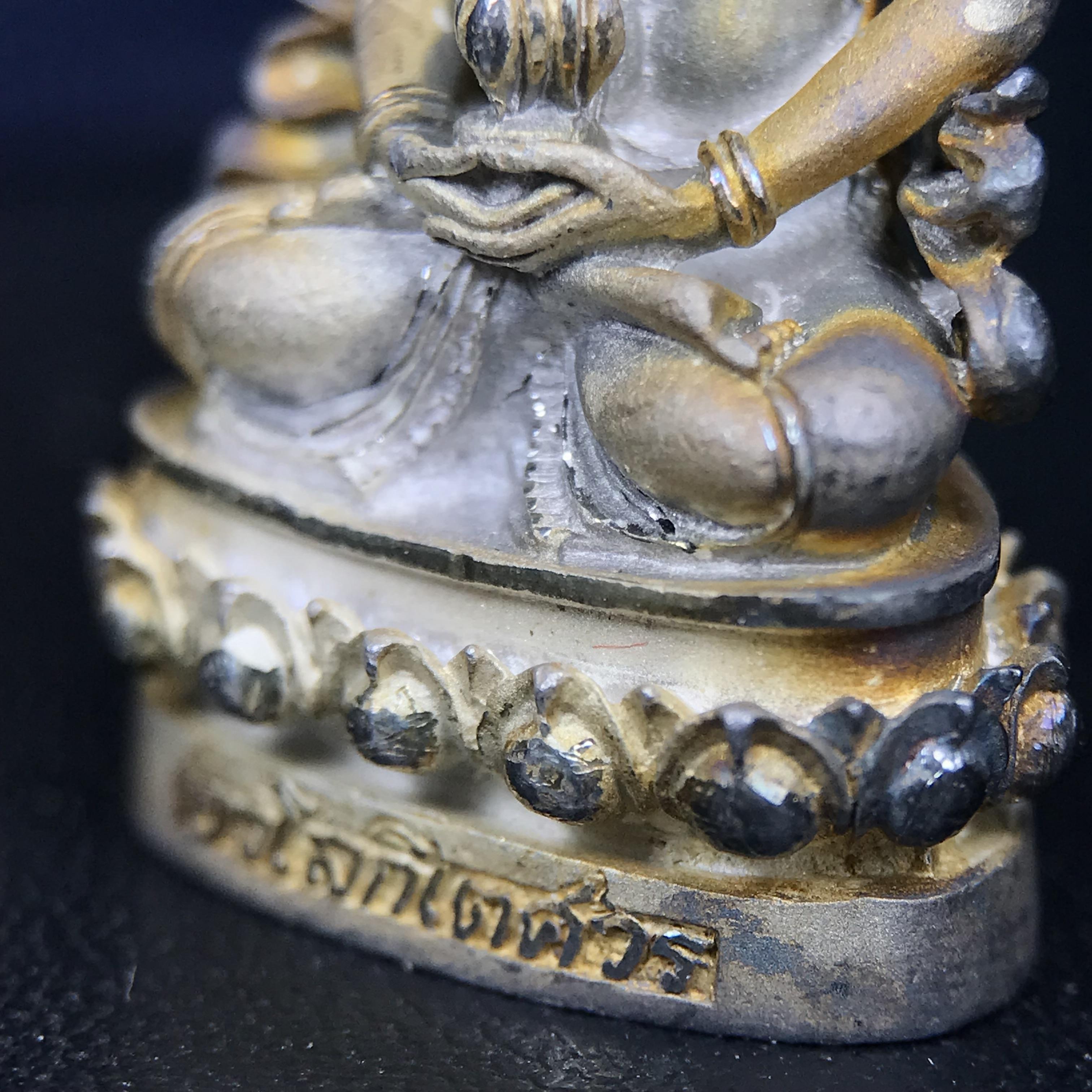 พระกริ่งอวโลกิเตศวร ( เจ้าแม่กวนอิม ) วัดโพธิ์แมนคุณาราม รุ่นอุดมโภคทรัพย์ พ.ศ.2539 เนื้อเงินพ่นทราย(ผิวเดิม ขึ้นสีรุ้งธรรมชาติ แบบนิยม เสน่ห์ของพระเนื้อเงิน) (พร้อมกล่องบรรจุการ์ดใบรับรองเดิมครบ)(อีกหนึ่งรุ่นยอดนิยม พุทธศิลป์สวยงดงาม)หายาก 1 ใน 5000 องค์