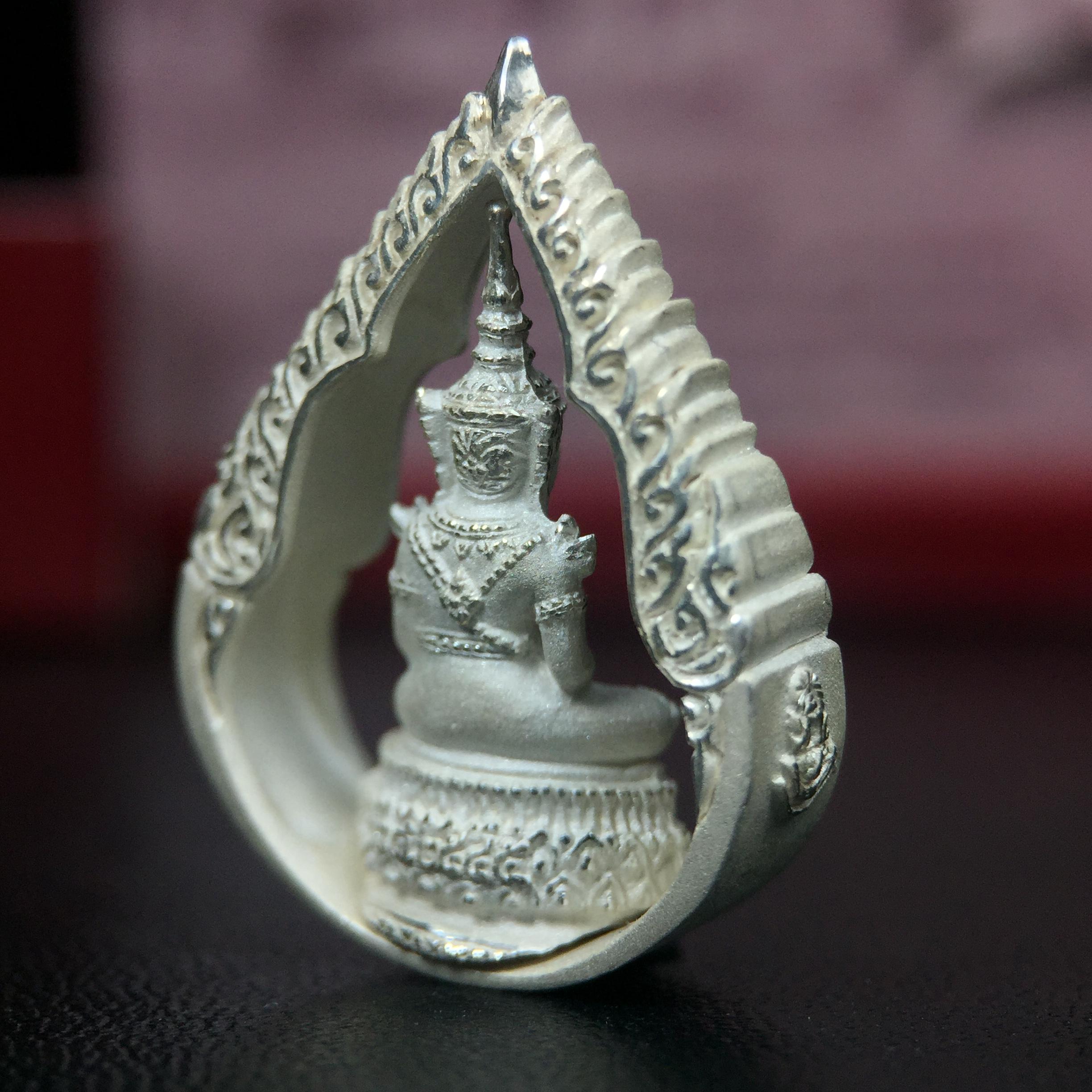 พระแก้วมรกต ภปร.(รุ่นแรก) ปี2545 รุ่นฉลองกรุงรัตนโกสินทร์ครบ 220 ปี พิมพ์ลอยองค์ทรงหยดน้ำ เนื้อเงินบริสุทธิ์ 92.5% ขนาด 18*27 มม. พร้อมกล่องบรรจุเดิม สวยครบสมบูรณ์(องค์หมายเลขสวย 1555)