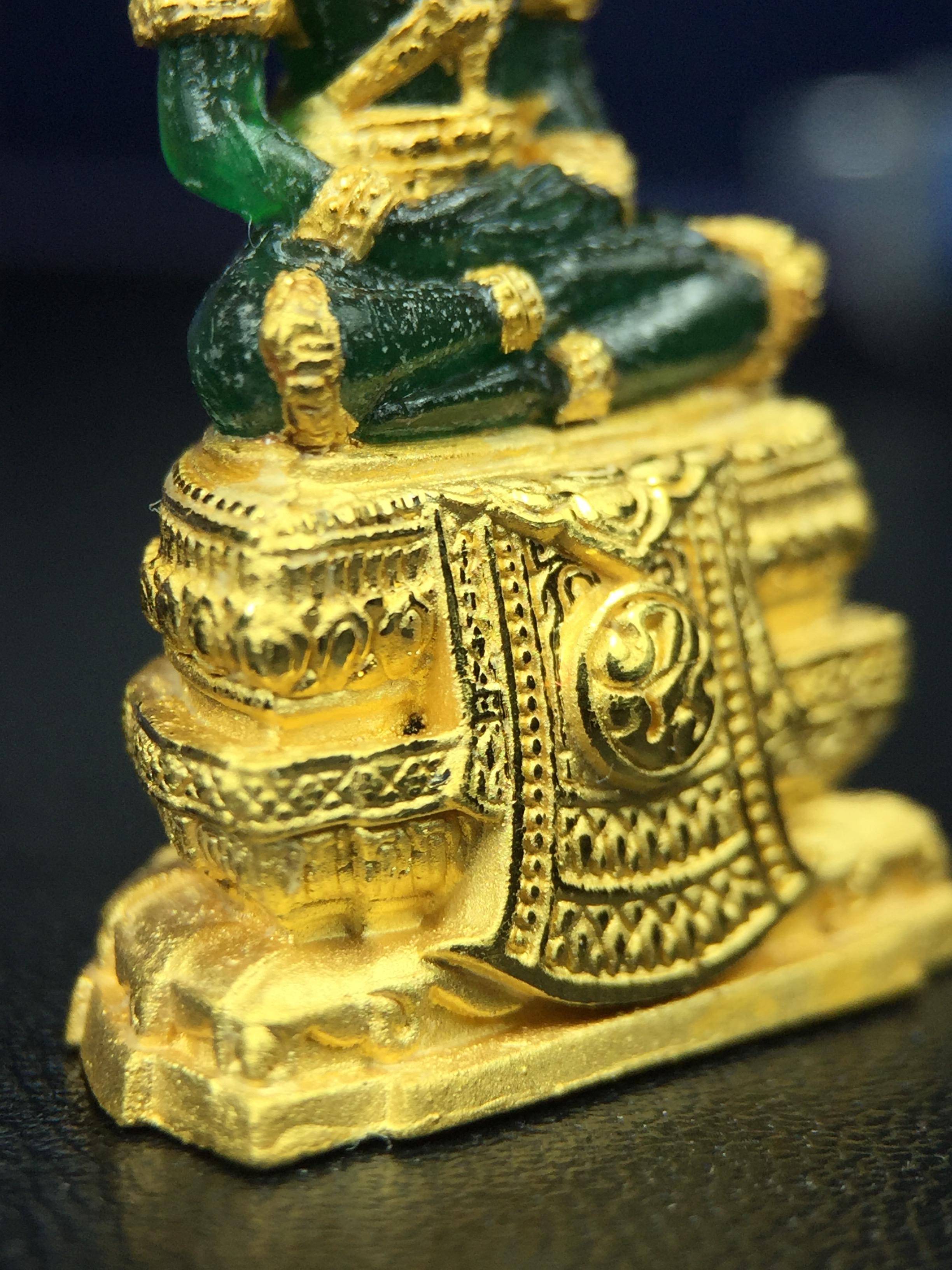 พระแก้วมรกต ภปร. จัดสร้างโดย รพ.ภูมิพลฯ ปี2547 ลอยองค์ขนาดหน้าตัก 1/2 นิ้ว เนื้อเรซิ่นหุ้มทองคำ99.99 งดงามทรงคุณค่าอีกหนึ่งรุ่นยอดนิยม หายาก