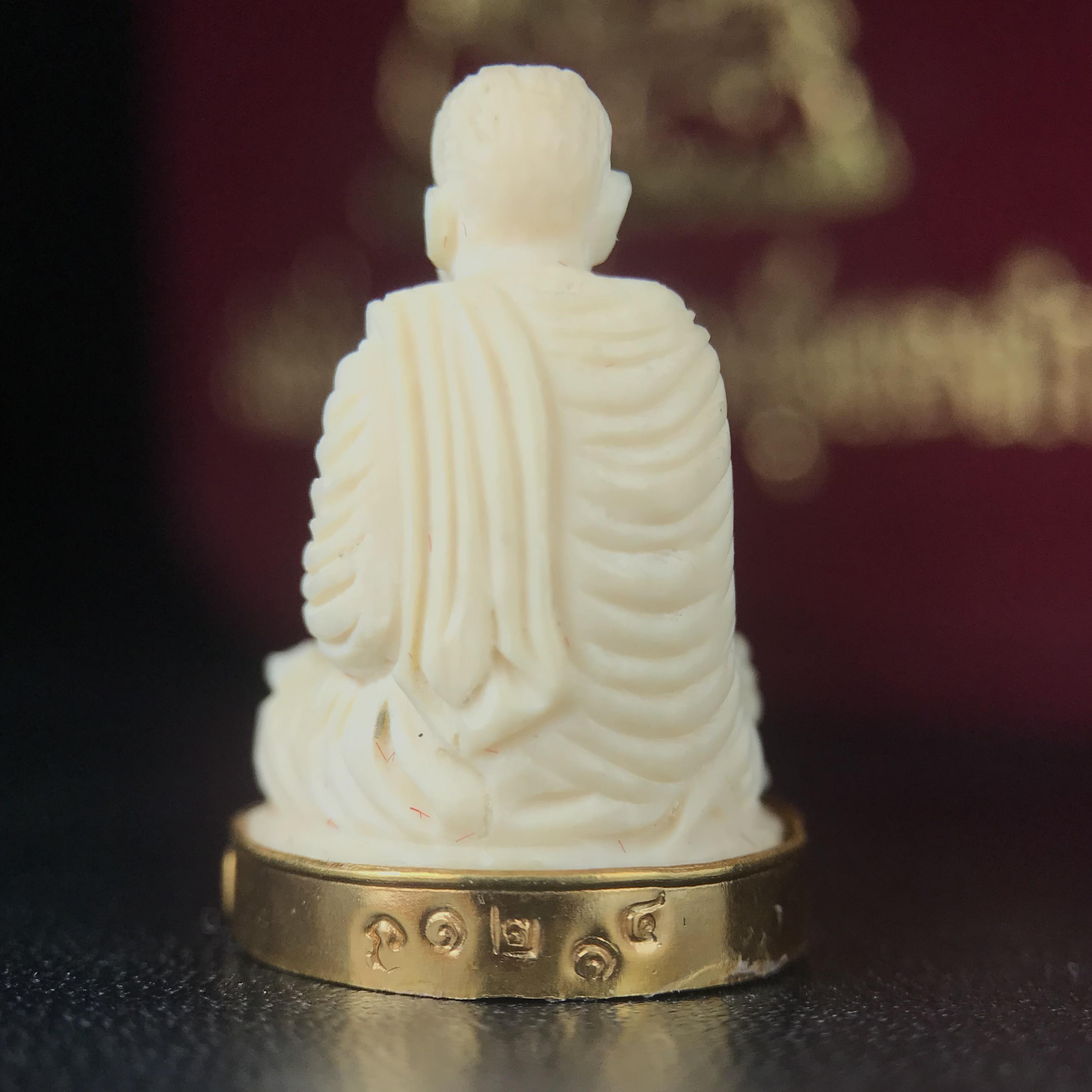 สมเด็จพระพุฒาจารย์ (โต พรหมรังสี) รุ่นคชสารหมื่นปี พ.ศ.2542 พิมพ์ลอยองค์(ฐานหุ้มทองคำ) ตอกโค๊ตและหมายเลข ๑๒๑๔ สภาพสวยสมบูรณ์กล่องบรรจุเดิมครบ (เลขสวยผลรวมได้แปด มีกินมีใช้ไม่มีหมด)(1ใน 9999 องค์)หายากพบเจอน้อยมาก