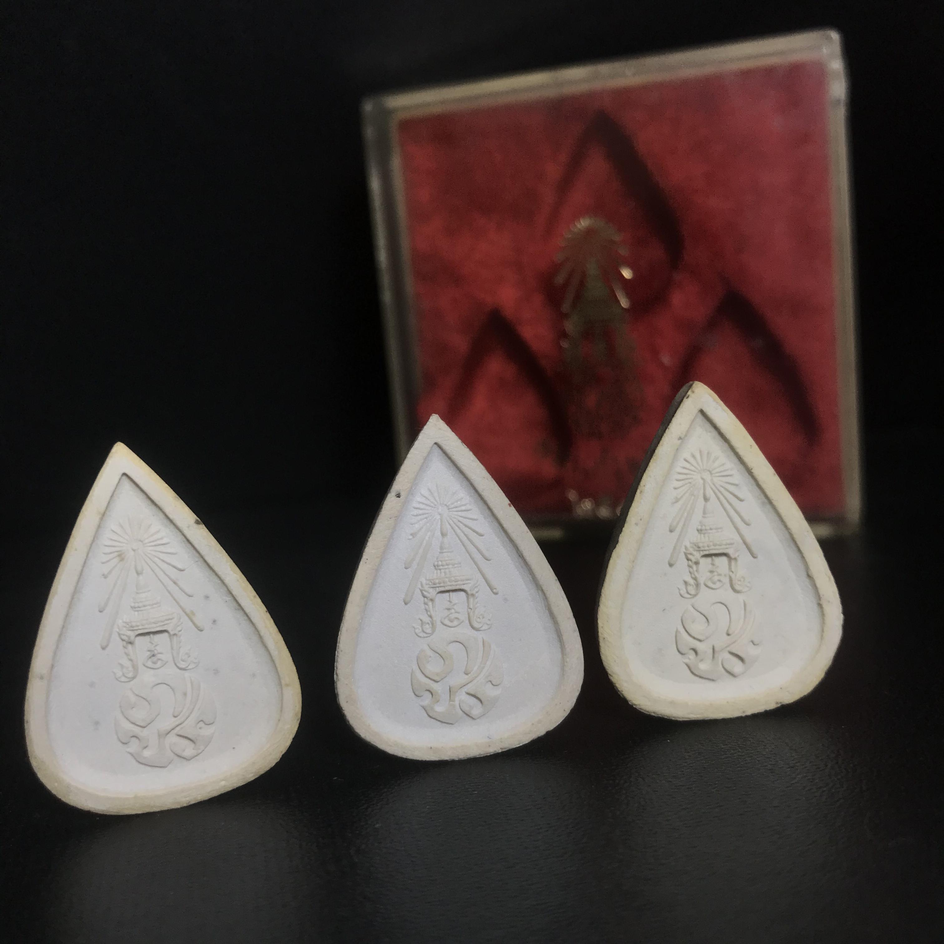 พระแก้วมรกต หลัง ภปร. เนื้อผง ปี2530 พระดี พิธีใหญ่ ประกอบพิธีพุทธาภิเษกพร้อมกับพิธีพระกริ่งปวเรศ ปี2530 วัดบวรนิเวศและวัดพระแก้ว(ครบชุดสามฤดูกล่องเดิมครบ)หายาก