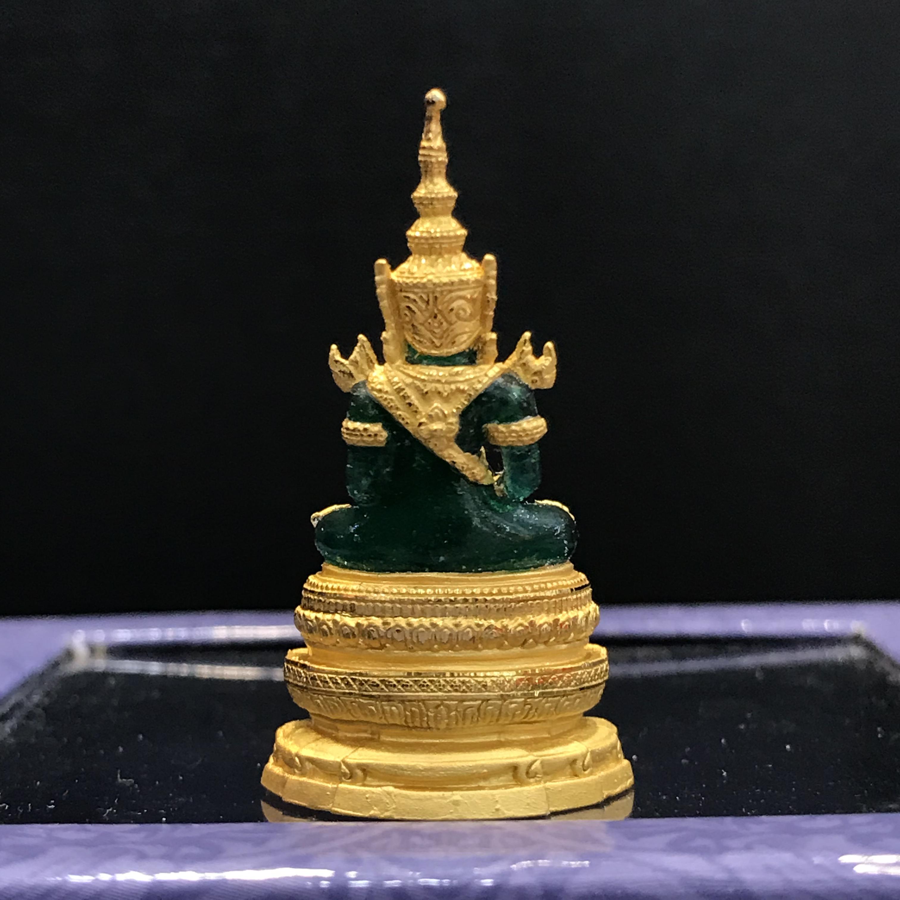 พระแก้วมรกตลอยองค์ ภปร.หน้าตัก 1/2 นิ้ว จัดสร้างโดย รพ.ภูมิพลฯ ปี2547 เนื้อเรซินหุ้มทองคำ