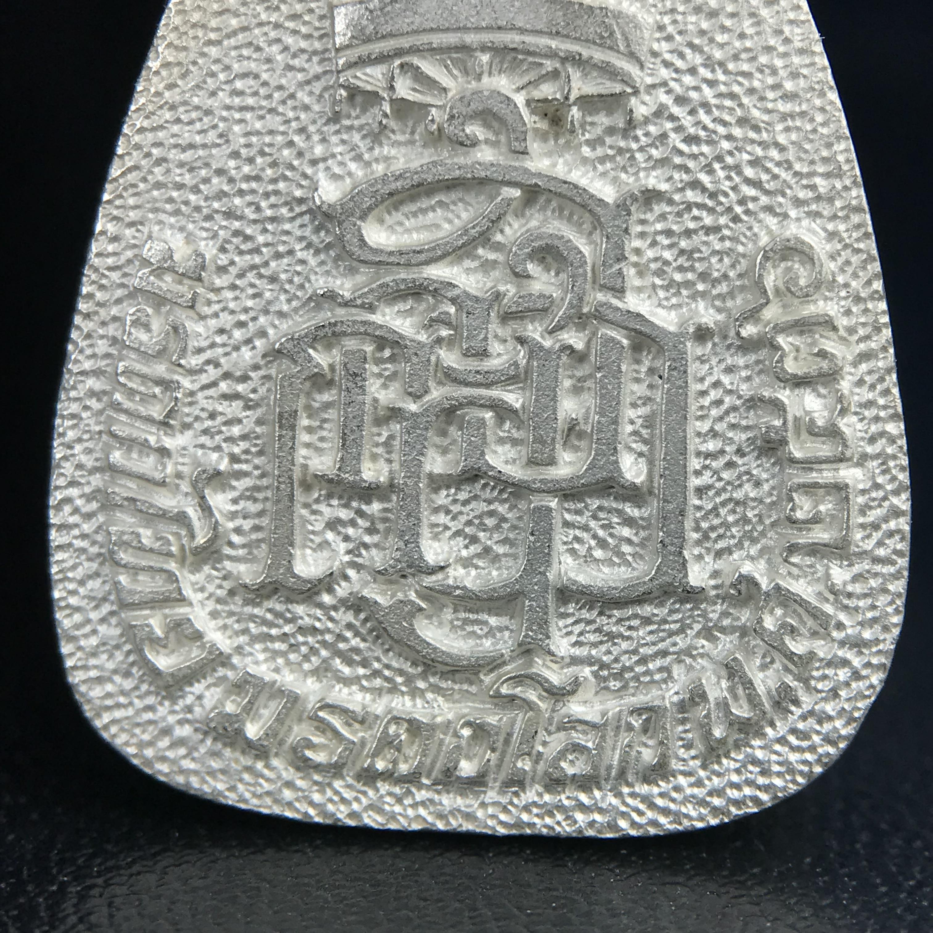 พระแก้วมรกต ญสส. สมเด็จพระญาณสังวร สมเด็จพระสังฆราช วัดบวรนิเวศวิหาร รุ่นมรดกไทย มรดกโลก พ.ศ.2536 จัดสร้างโดยมูลนิธิปริยัติศึกษา ในพระสังฆราชูปถัมภ์ เนื้อเงิน พิมพ์ใหญ่ขนาดสูง 3 ซ.ม. พร้อมกล่องบรรจุเดิมครบ