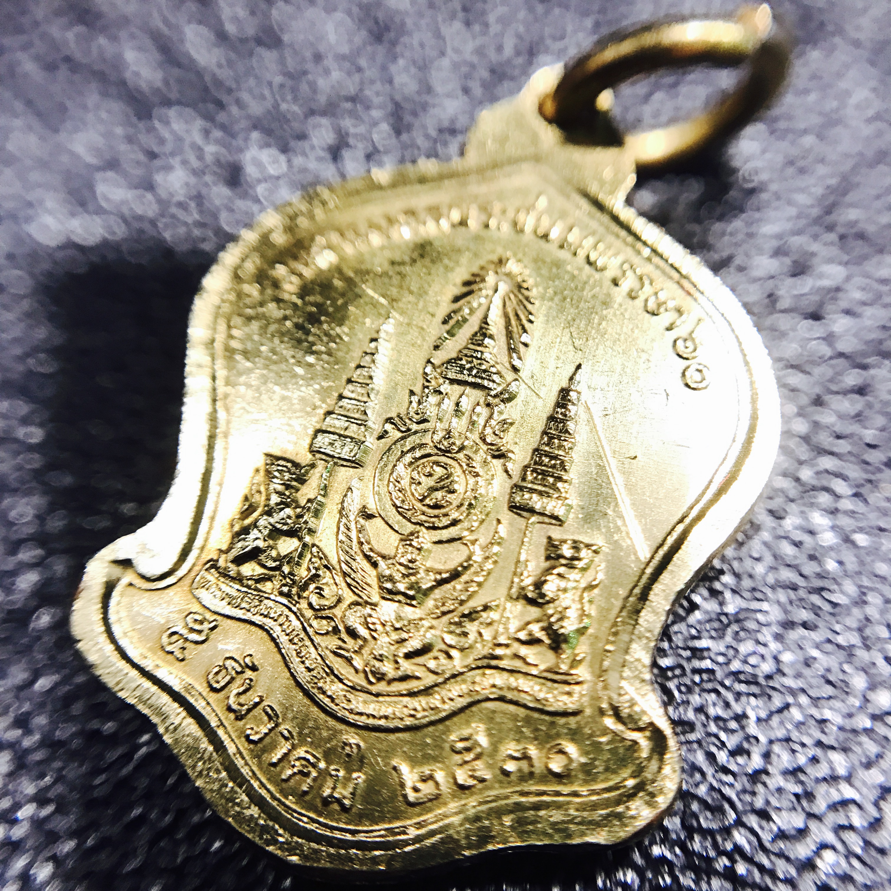 เหรียญที่ระลึกมหามงคลพระชนพรรษา 60 ปี 5 รอบ ปี2530 เนื้อทองคำ พิมพ์เล็ก ทรงเสมา(ระฆังคว่ำ)หายากสร้างน้อย