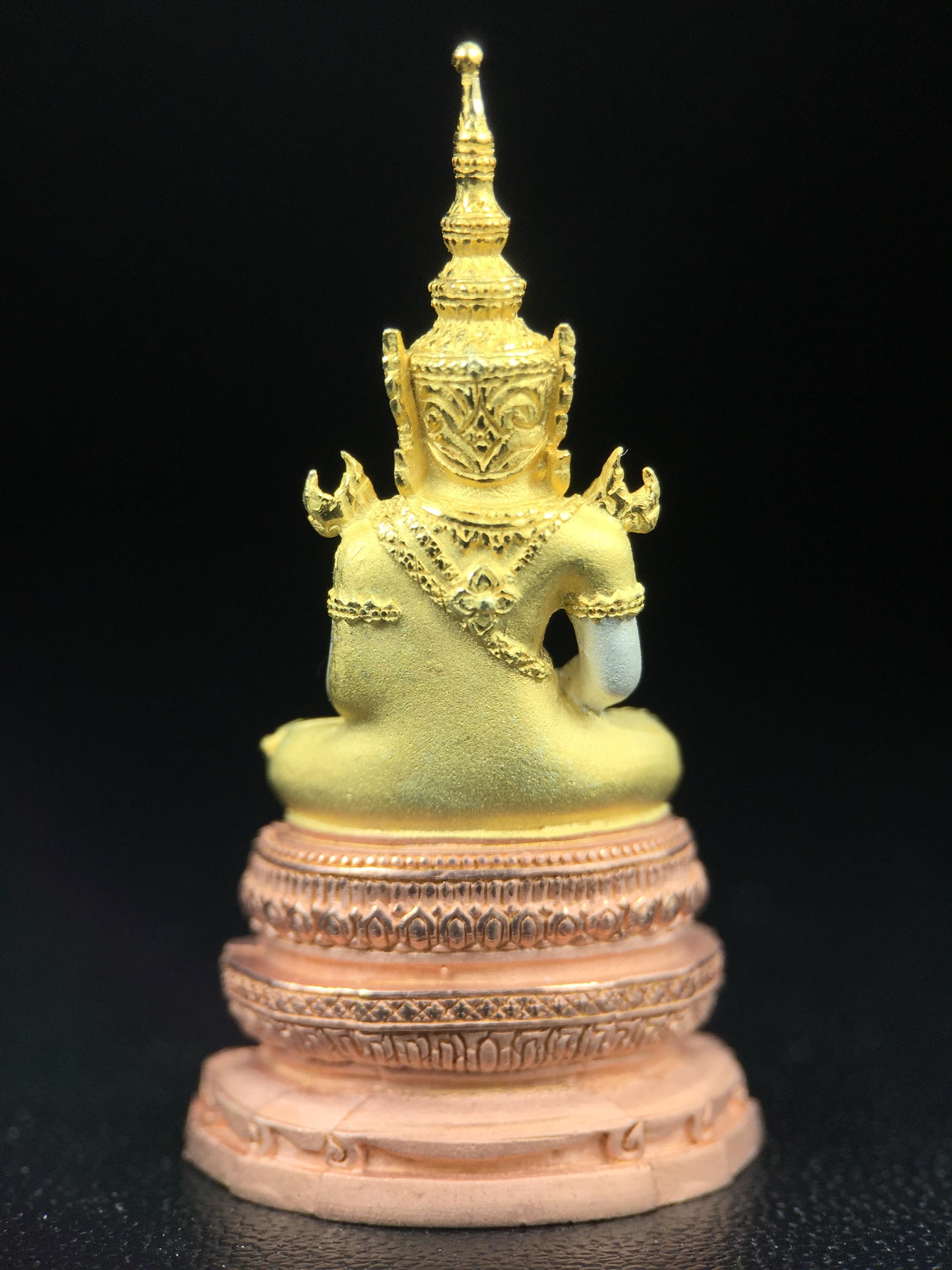 พระแก้วมรกต ภปร. ปี2547 จัดสร้างโดย รพ.ภูมิพลฯ เนื้อเงิน (3 กษัตริย์)ลอยองค์ หน้าตัก 1/2 นิ้ว งดงามทรงคุณค่าอีกหนึ่งรุ่นยอดนิยม หายาก